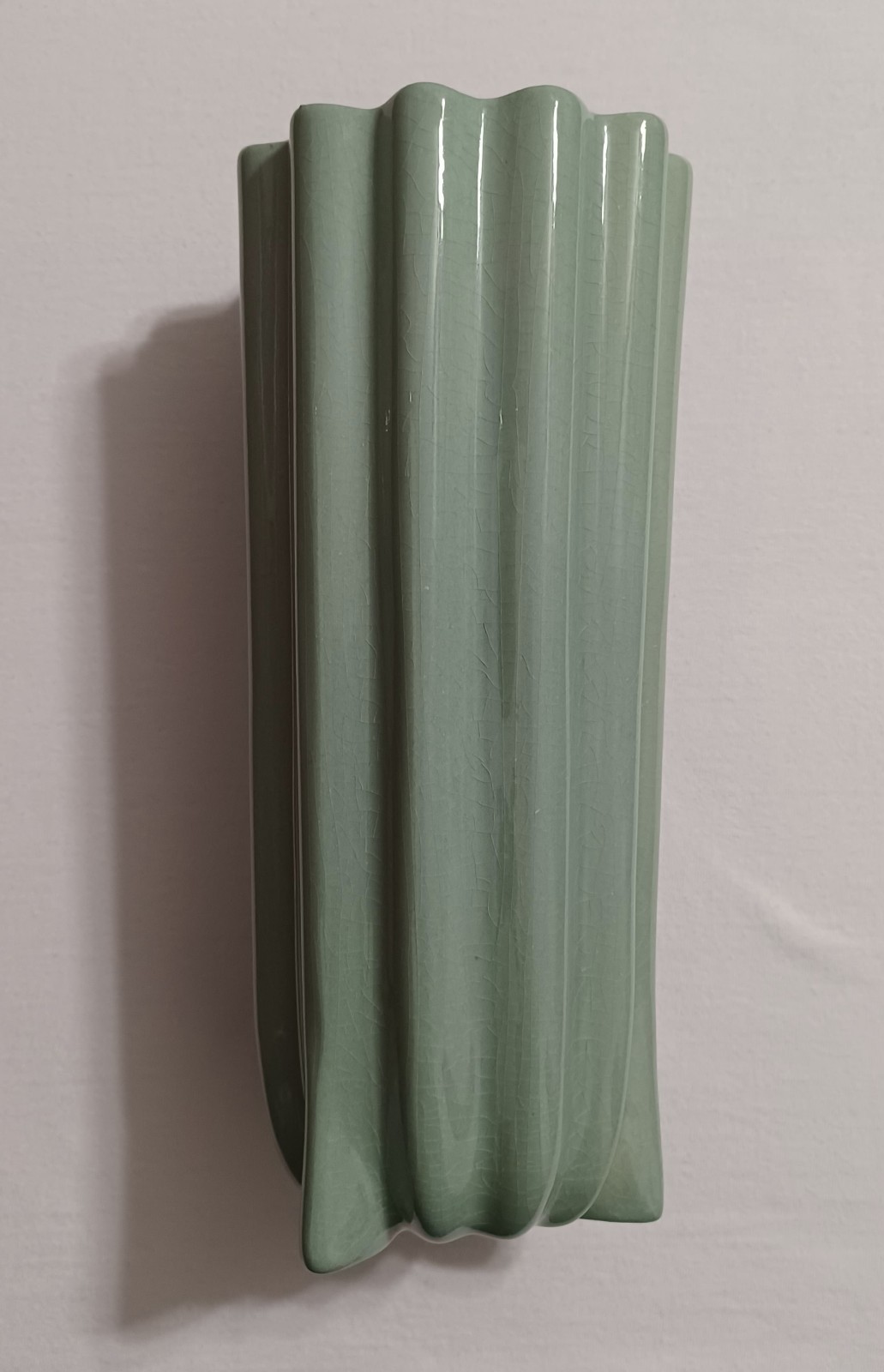 😯 “Rare” WEIL WARE Green & Pink Ceramic Vase, Gladding McBean CATALINA Mold 10″