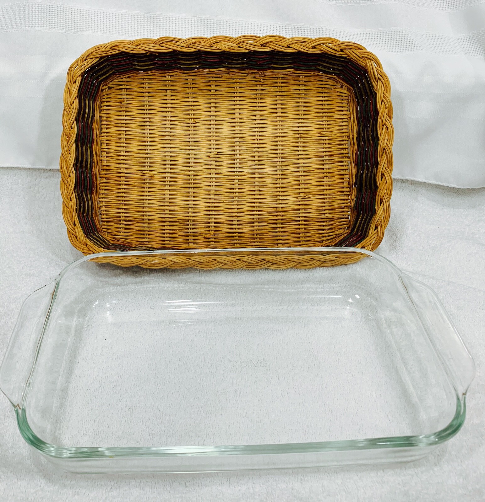 PYREX Designs 2Qt Oblong Baking Dish in Rattan Basket Corning@1987, NEW IN BOX
