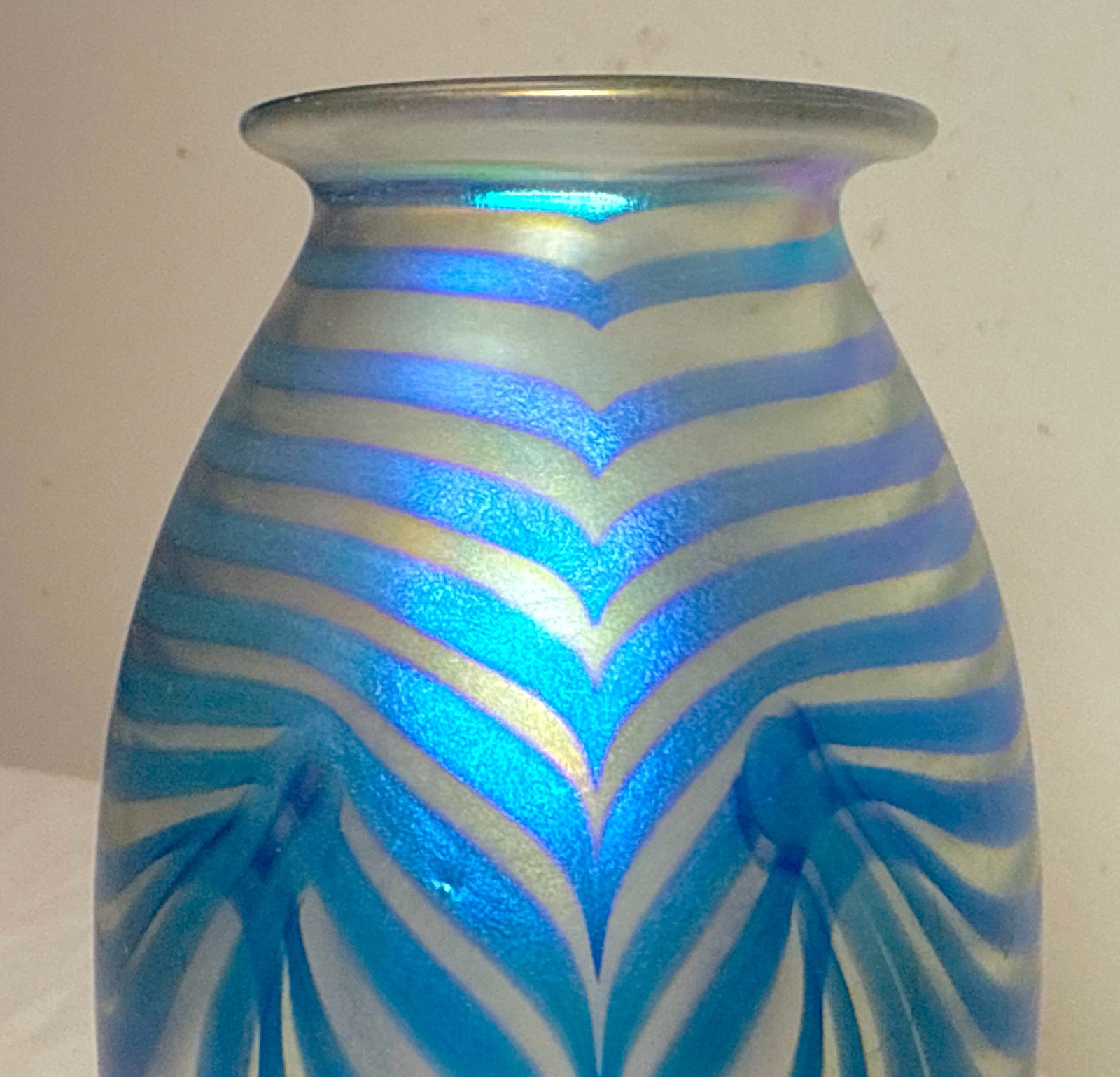Vintage Robert Eickholt blown pulled feather blue iridescent studio glass vase