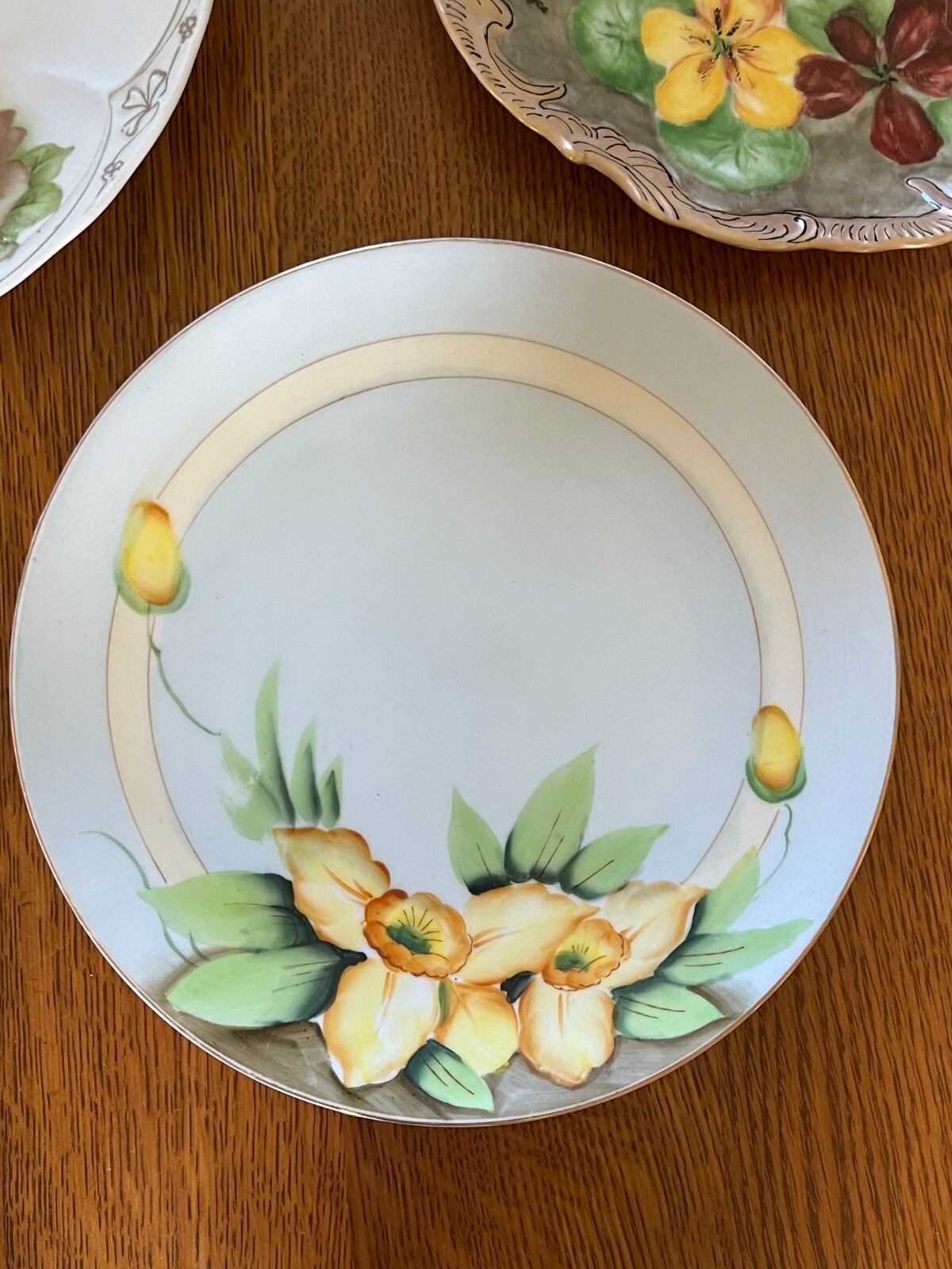 Vintage Lot of Hand Painted Yellow Daffodil Flowers Scalloped edge Rust & Taupe