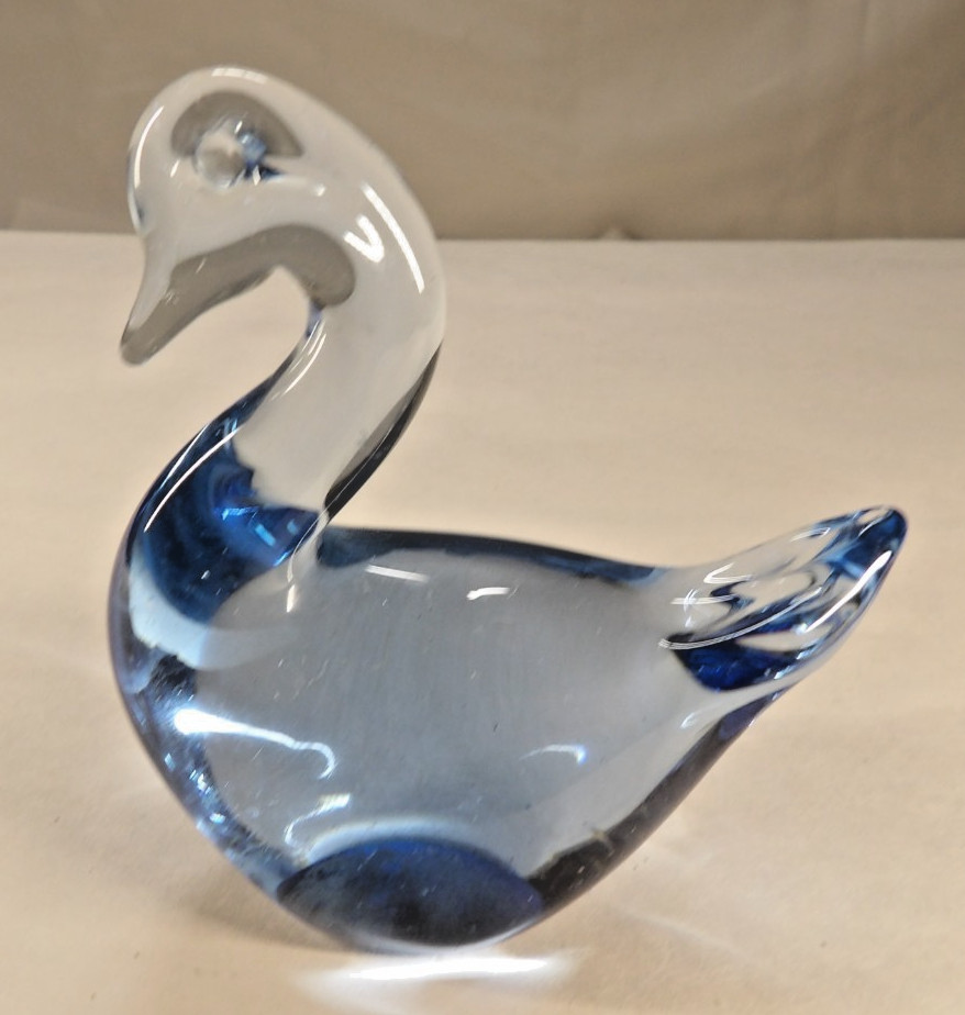 VINTAGE LIGHT BLUE SWAN HAND MADE ART GLASS BLOWN UNBRANDED