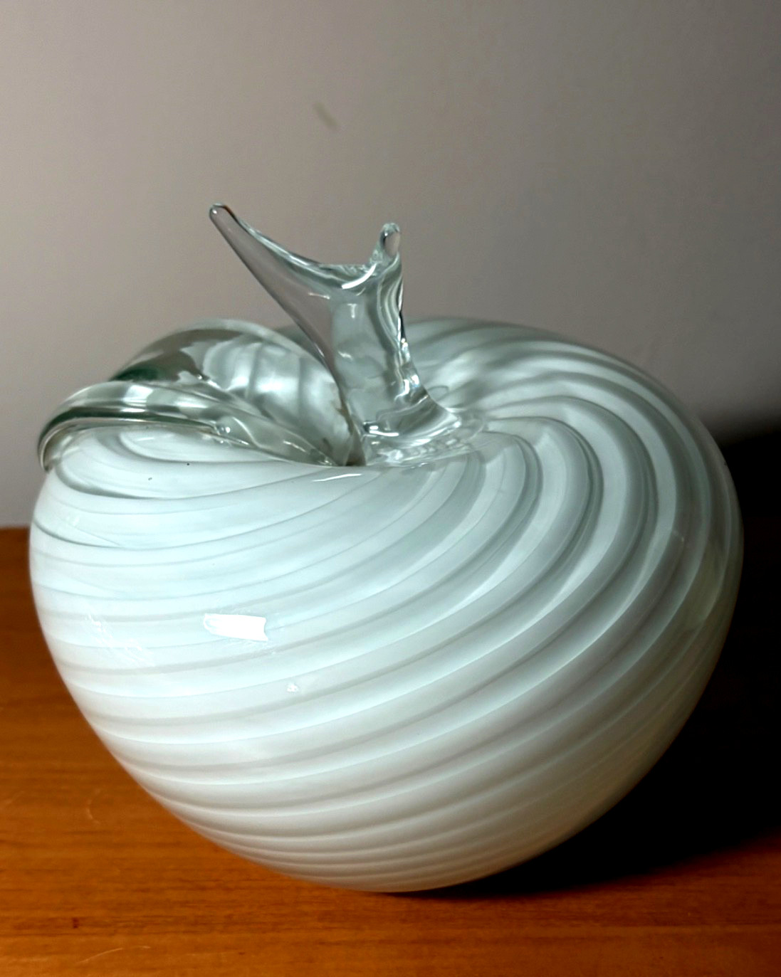 Vtg MURANO Hand Blown White/Clear Swirl Apple Figurine Paperweight 6″ Italy 1970