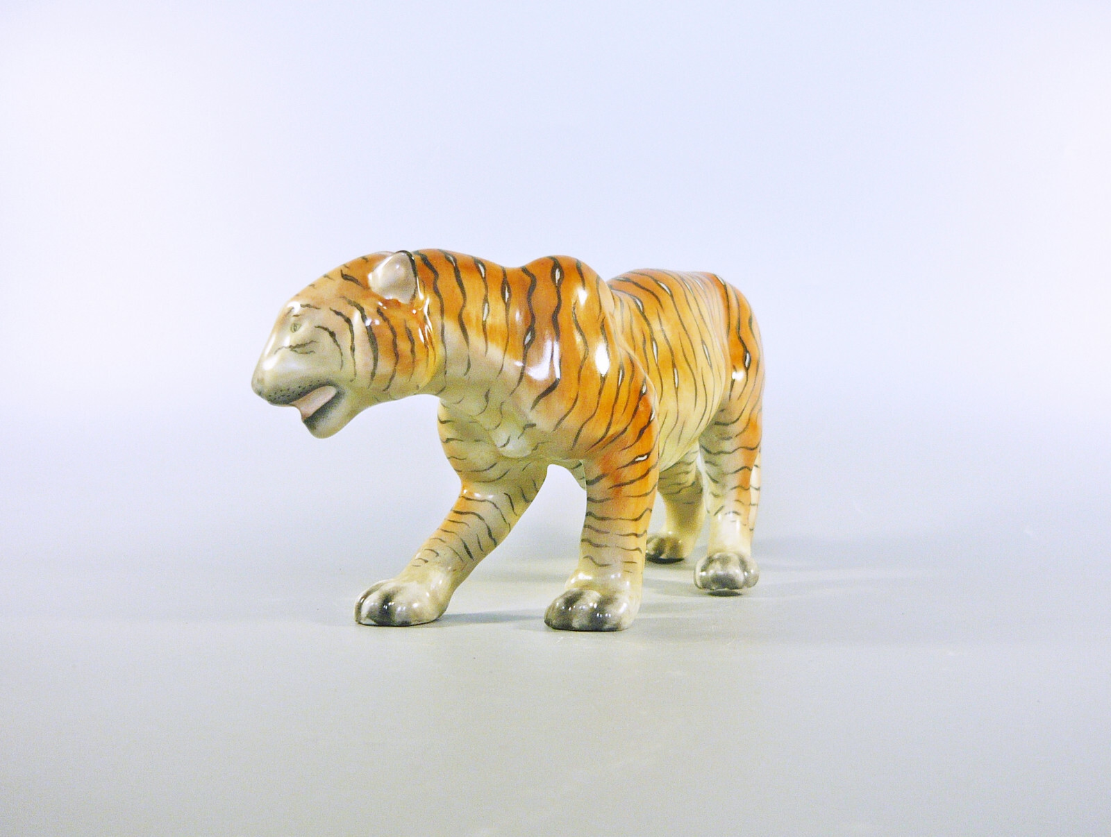 HEREND, TIGER BIG CAT ON THE HUNT 8″, HANDPAINTED PORCELAIN FIGURINE ! (B013)