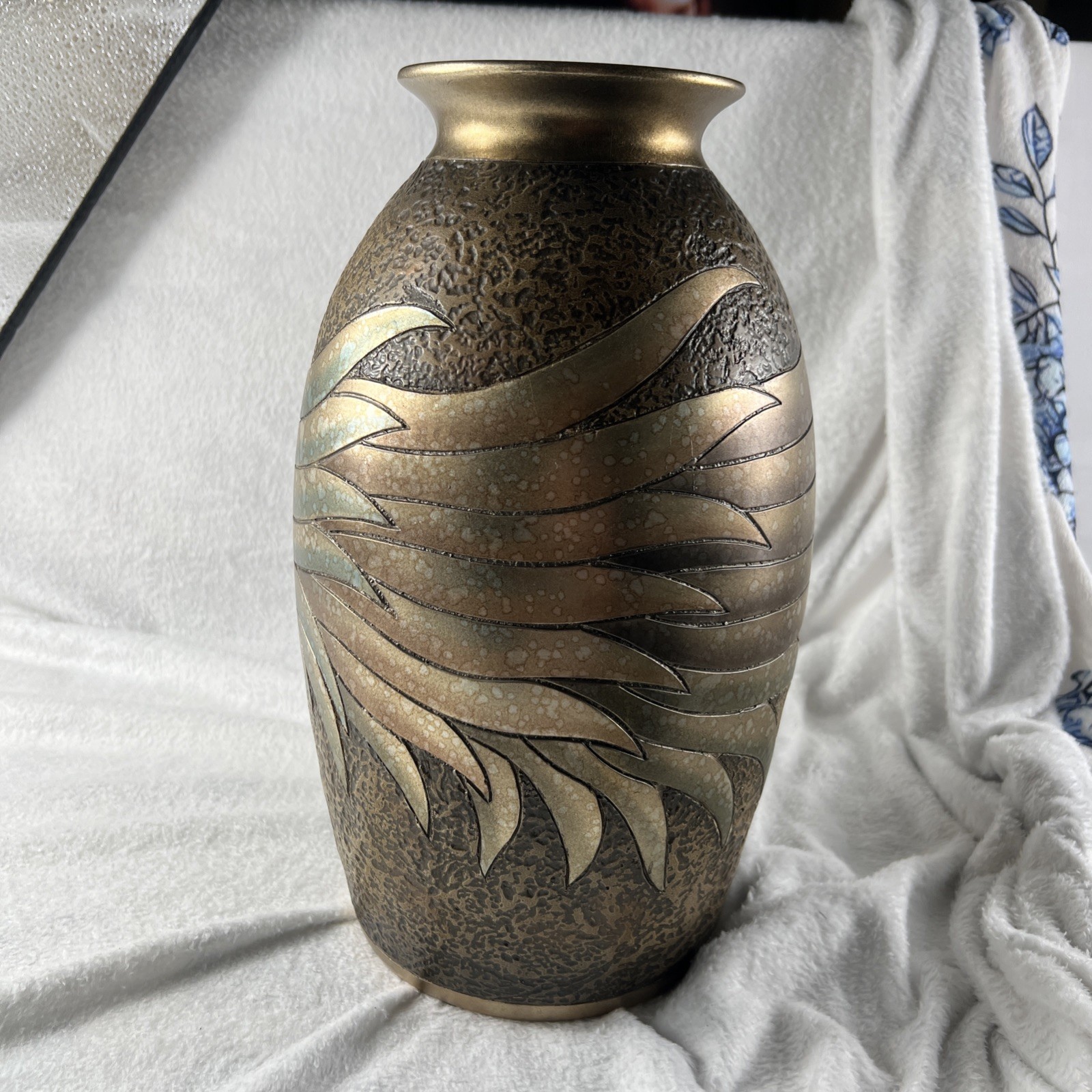 Artmax 14.5” Scale & Feather Motif Ceramic Vase