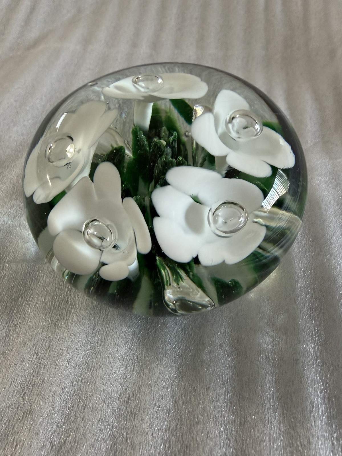 Vintage St Clair Paperweight White Trumpet Flowers W/Green Bottom. VGC