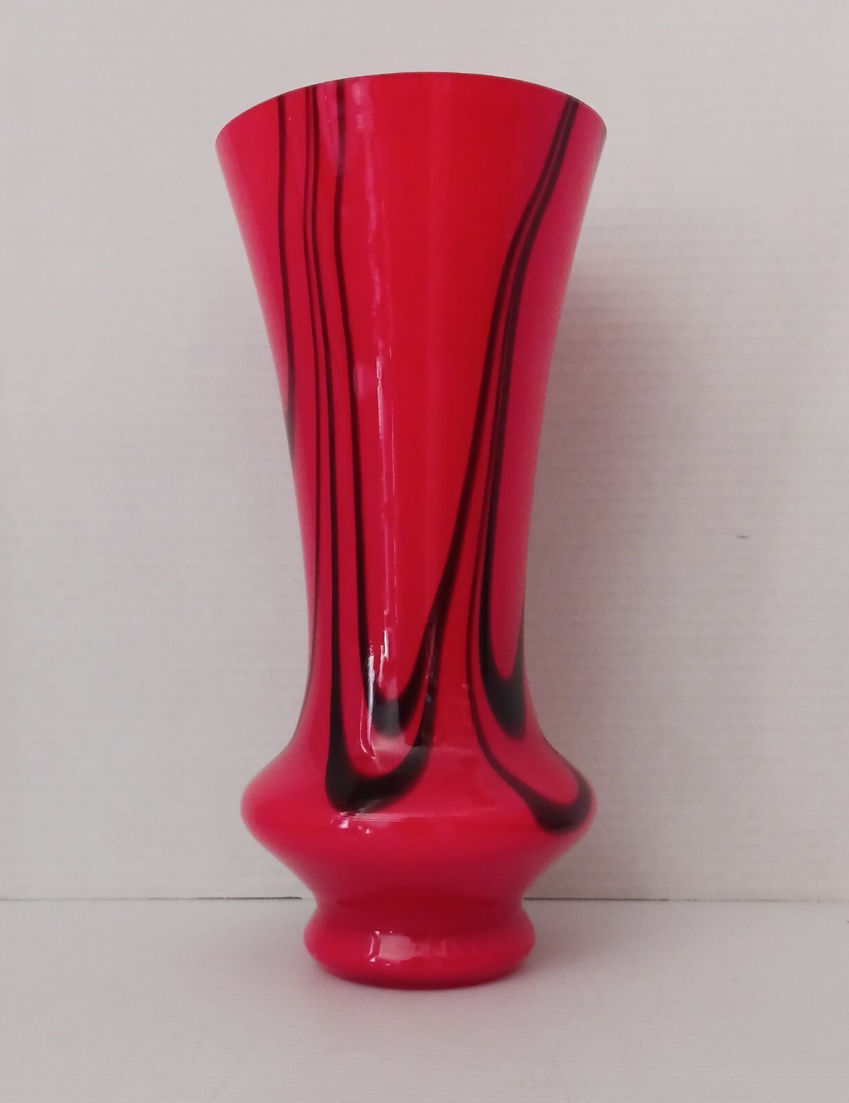 Beautiful Hand Blown Glass Abstract Vase Unmarked Red & Black 11.75″ Tall