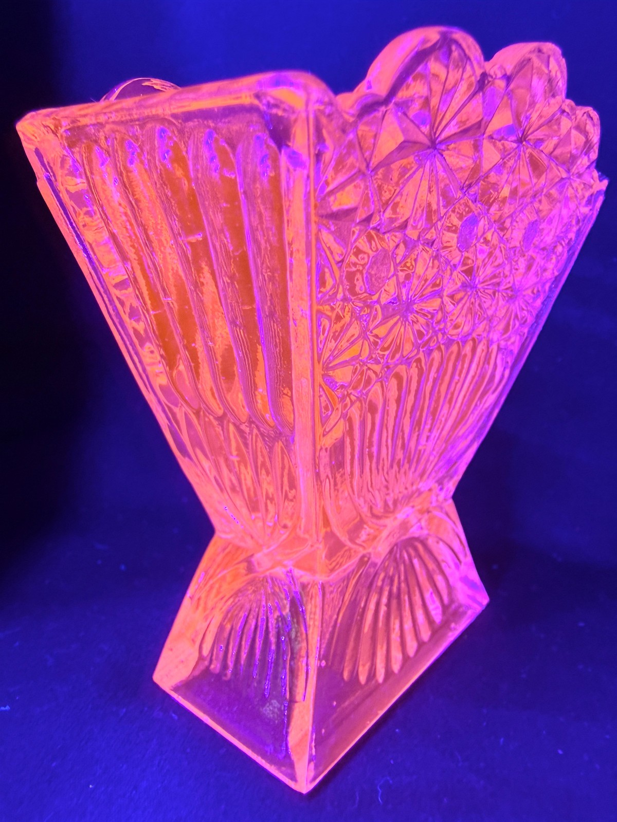Green Vaseline glass Daisy & button pattern flower fan bud vase uranium selenium