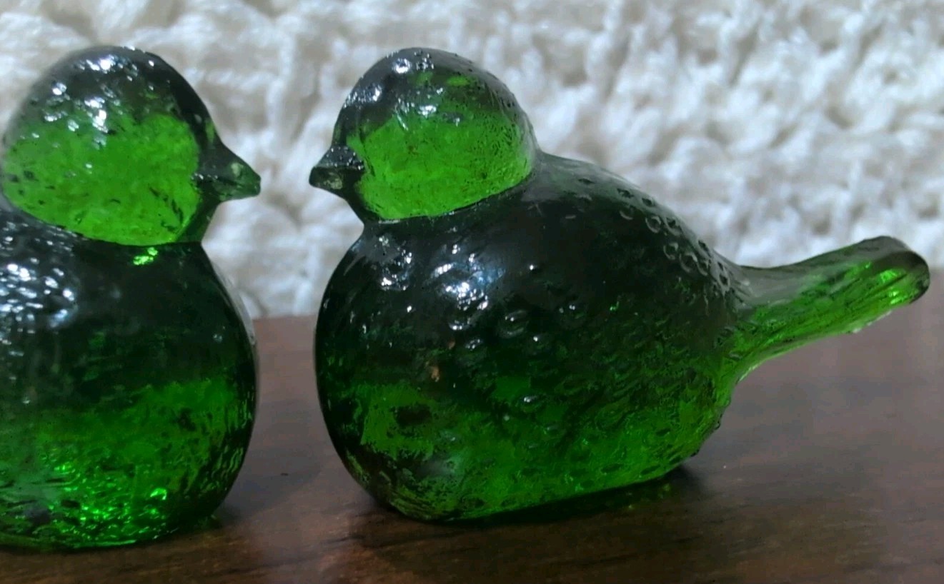 Pair of Vintage Hand Blown Emerald Green Glass Miniature Birds Decor 2″x 1.5″