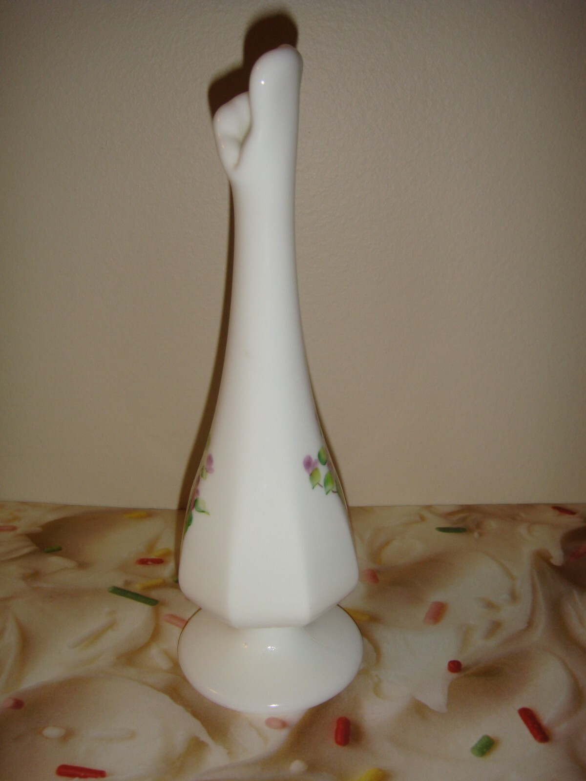 Fenton Glass Violets In Snow Bud Vase