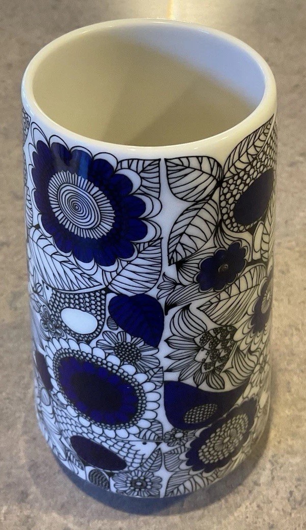 ARABIA :: Vintage “Pastoraali” 7 1/2” VASE Esteri Tomula 1873 Black/Blue FINLAND