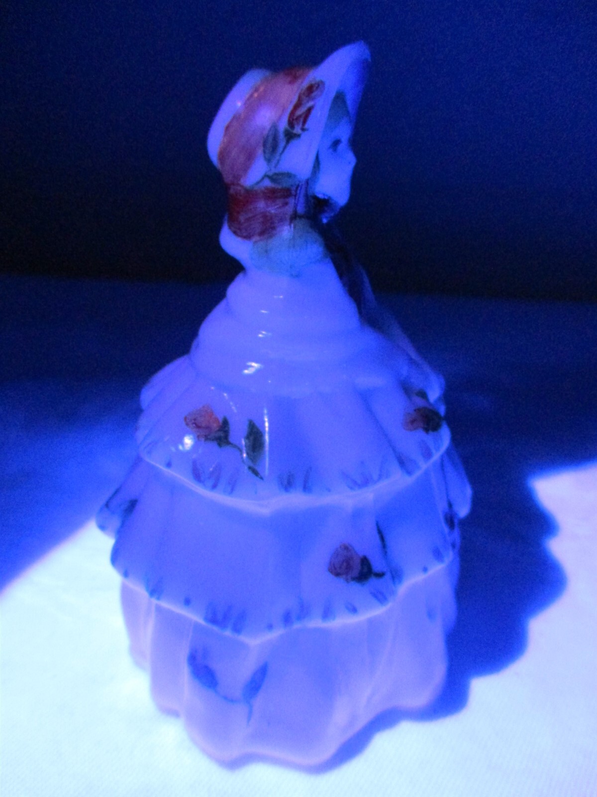 VINTAGE BOYDS ART GLASS 1982 ” LOUISE ” COLONIAL LADY HANDPAINTED & SIGNED