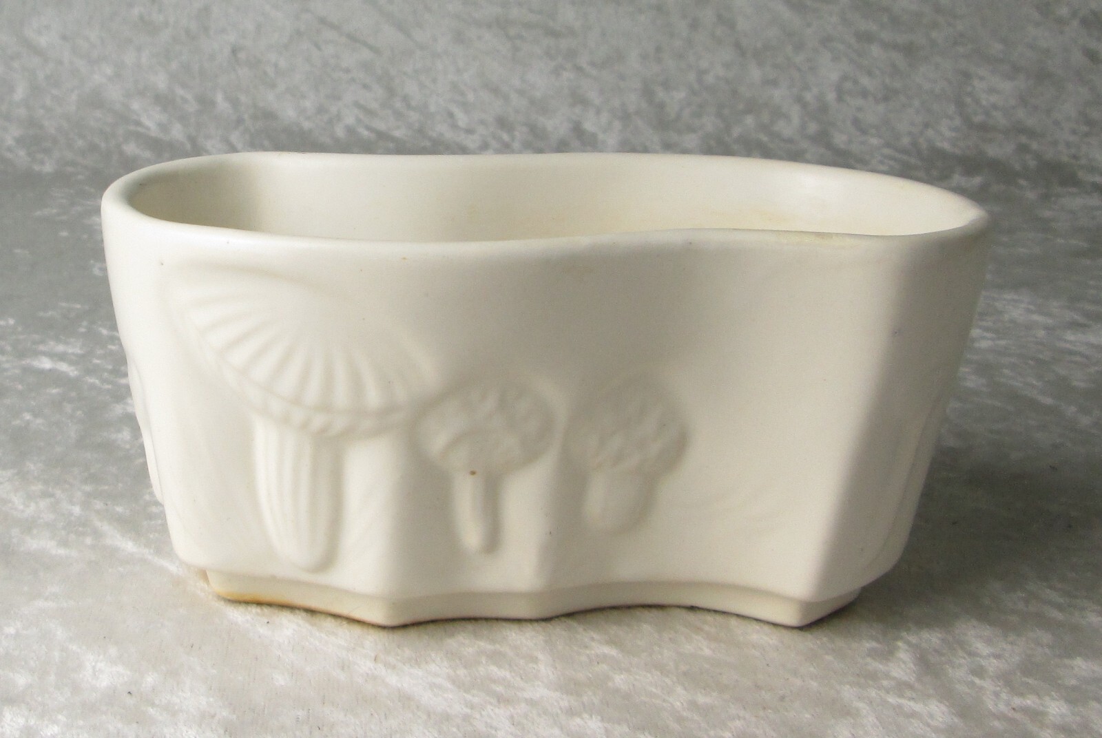 Hull Pottery Planter B2 Mushroom Art Deco Ivory Glaze 6-1/2 inch Long