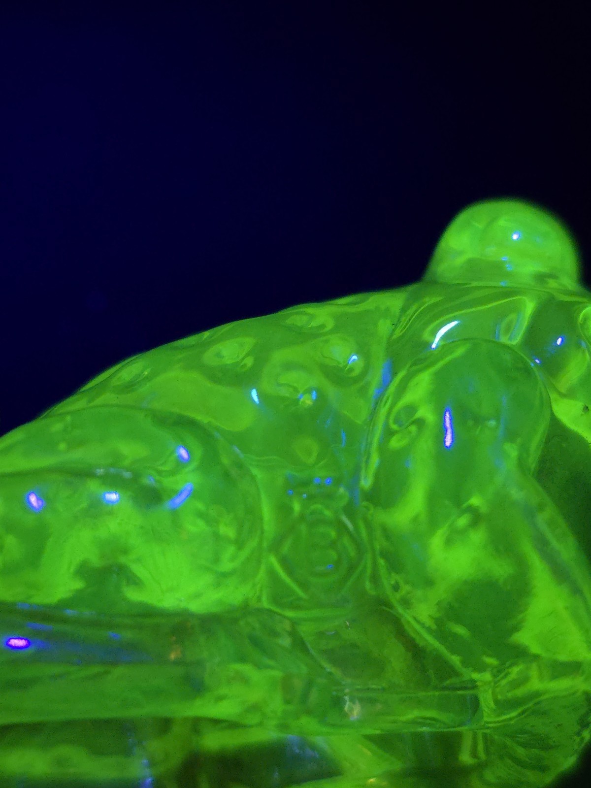 Boyd’s Vaseline/Uranium Glass Jeremy The Frog Glows like crazy!! Opalescent