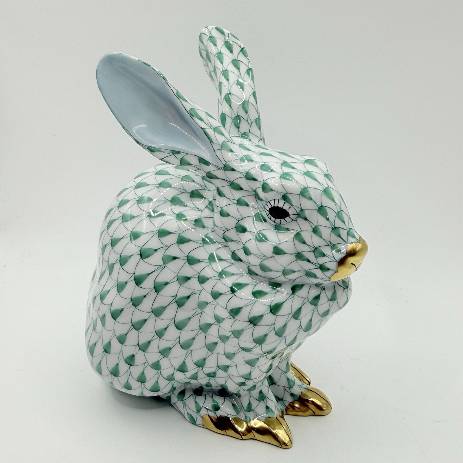 Herend Figurine – Bunny / Rabbit Sitting 15305 – Green Fishnet Excellent Cond