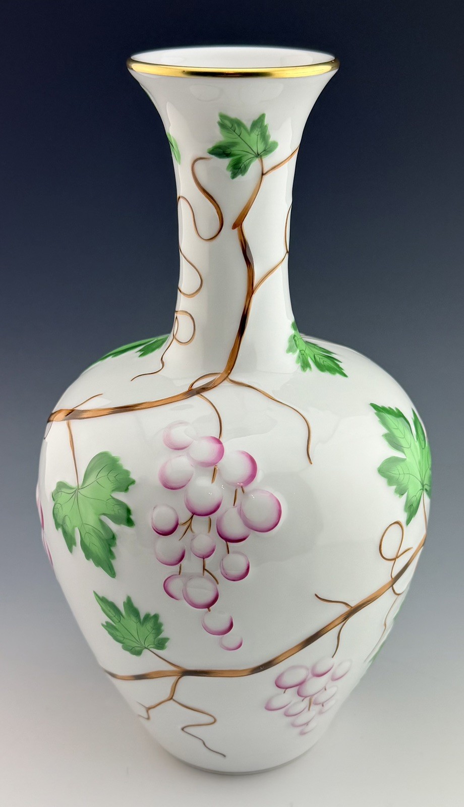 🦋 MINT HEREND 10”x6” Grape Vine Centerpiece Vase