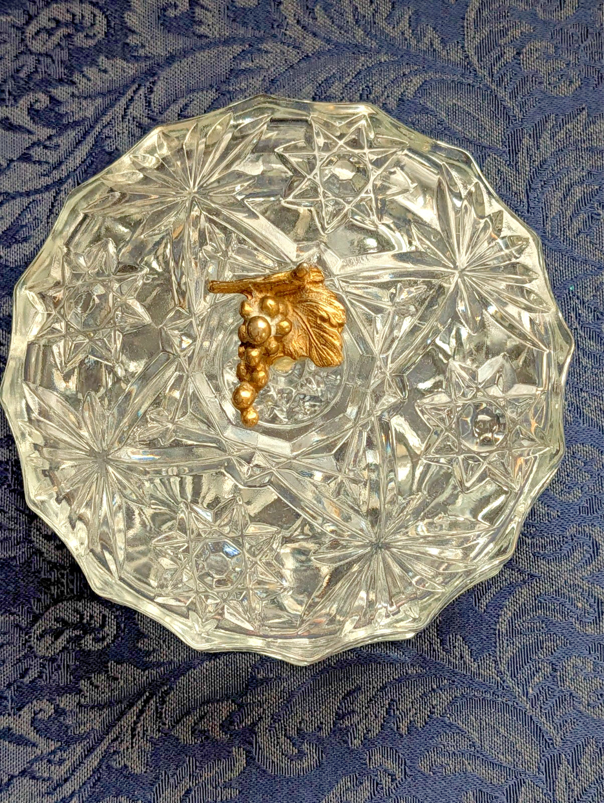 VTG POWDER BOX 5” WITH GOLD GRAPES EAPC PATTERN ITALY ~ EUC