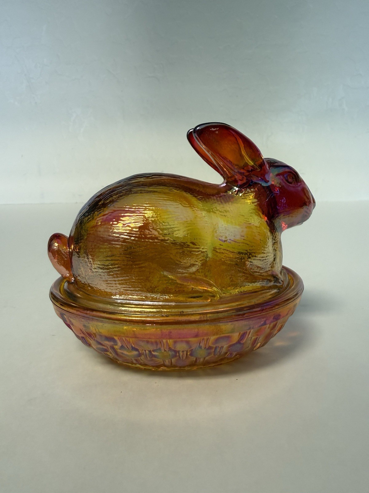 L.E. Smith Iridescent Amberina Bunny on Nest