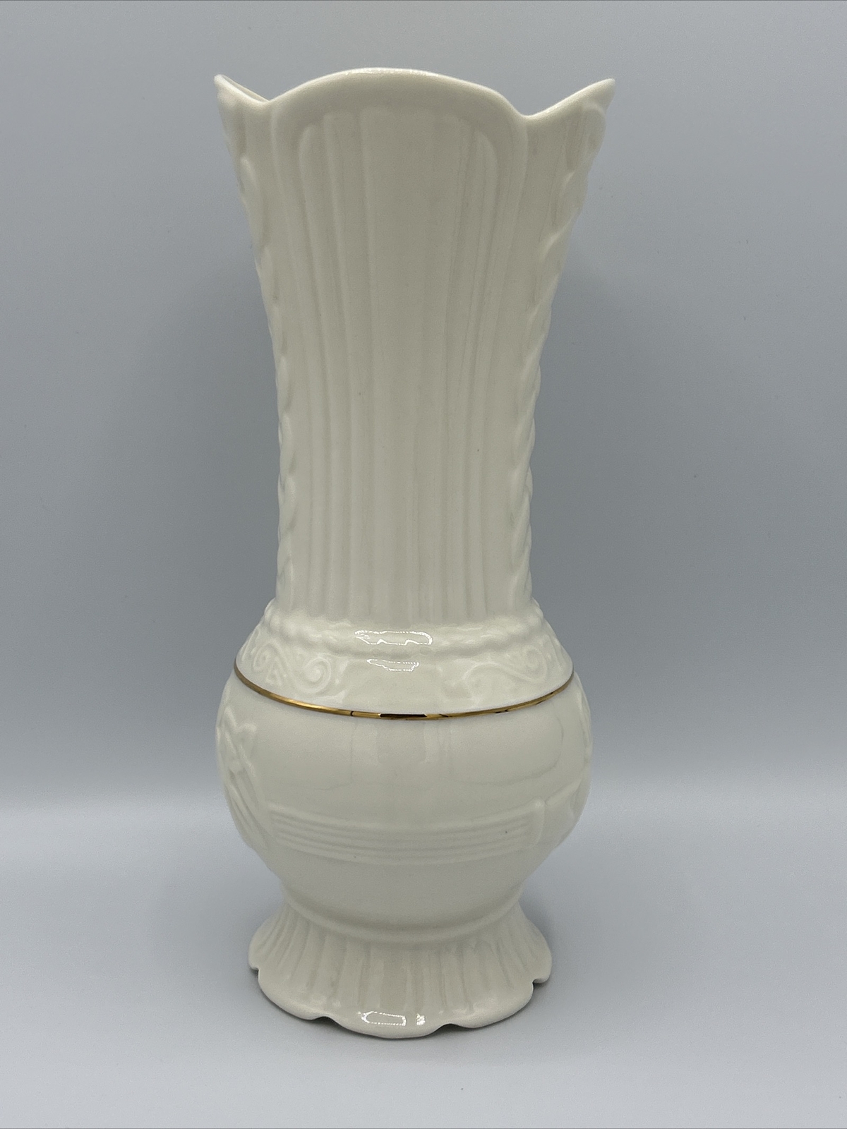 Belleek Ireland Claddagh Fine Parian Bone China 11th Mark Vase 9″