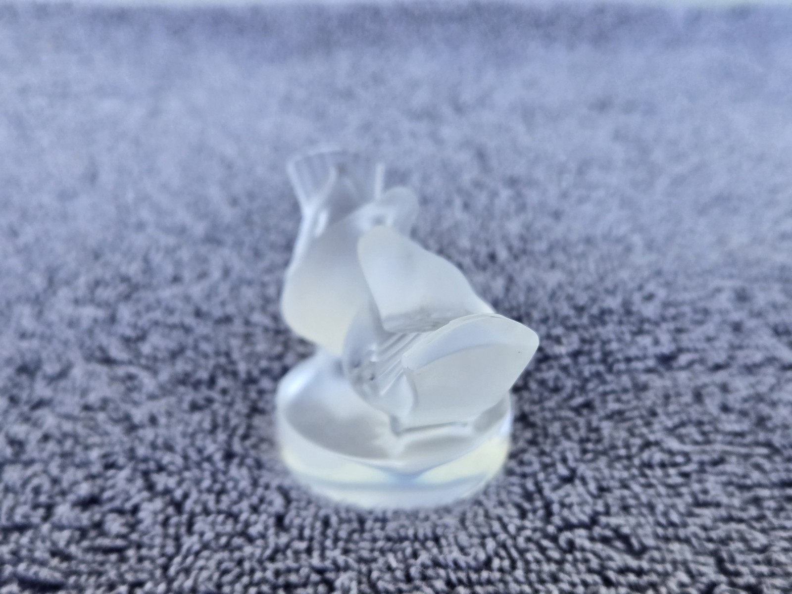 Lalique Frosted Glass Kissing Doves Love Birds 3″ Figurine