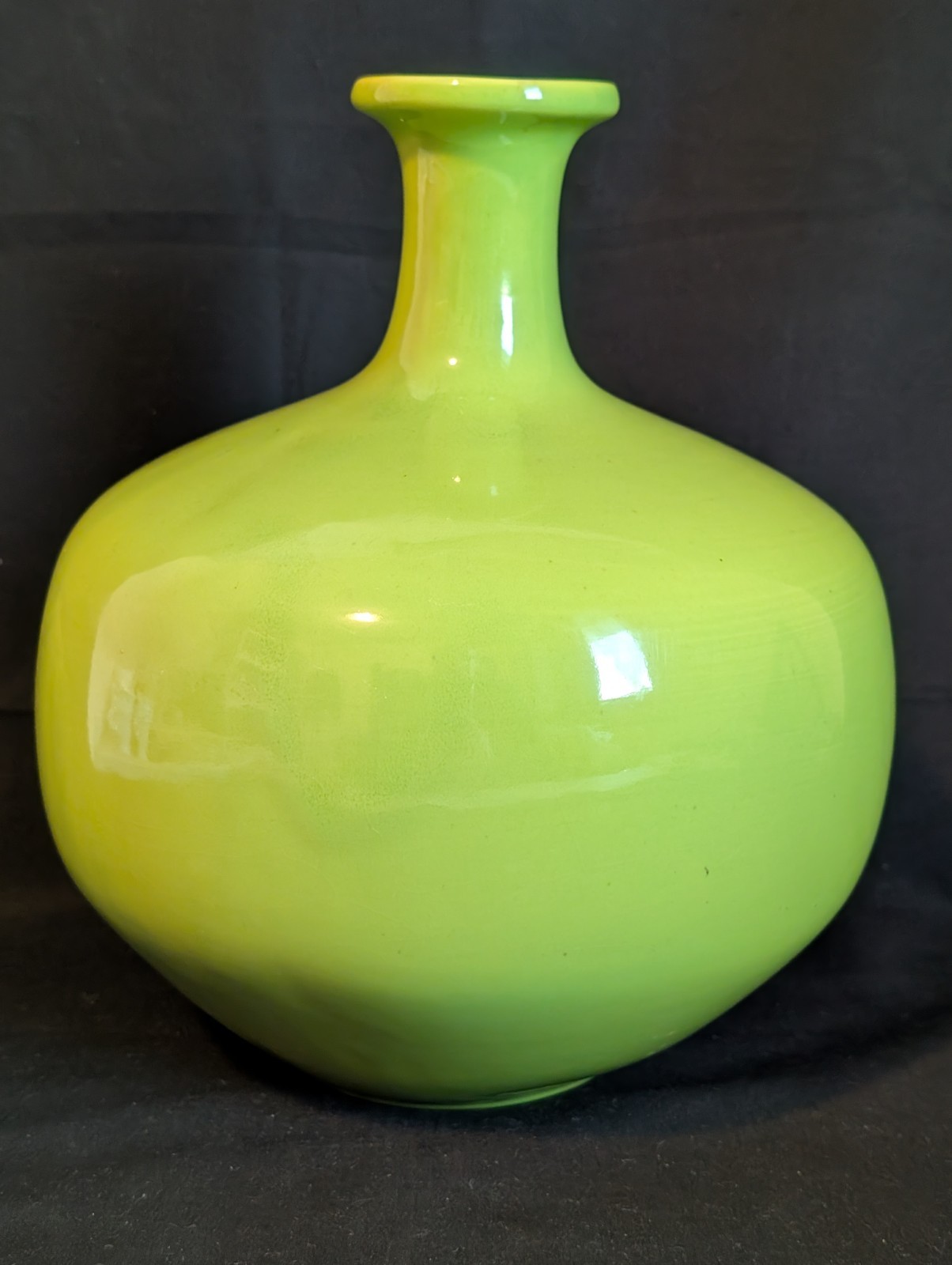 Vtg Royal Haeger Kiwi Chartreuse Green Globe Vase 9.5” Pottery USA w Orig Stickr