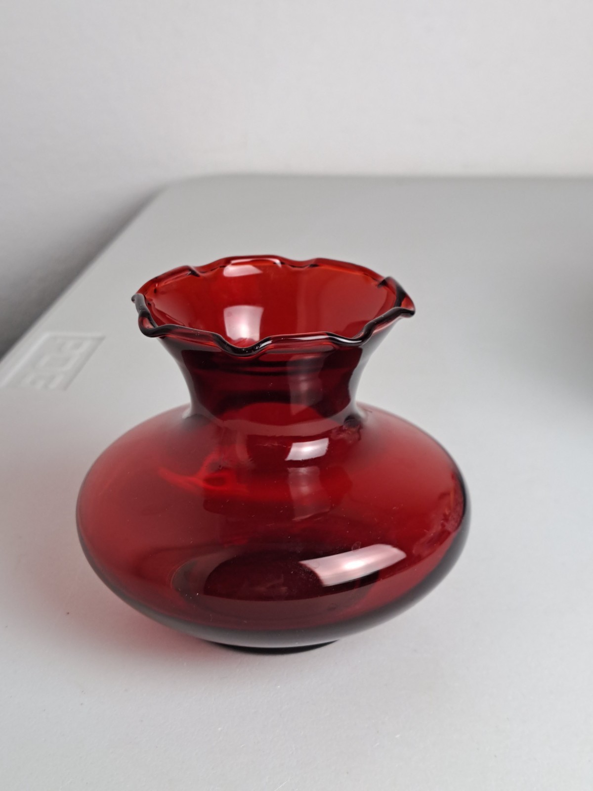 VTG. 1980’s Small Ruby Red Royal Ruby Anchor Glass Ruffled Edge 3.5″ Bud Vase