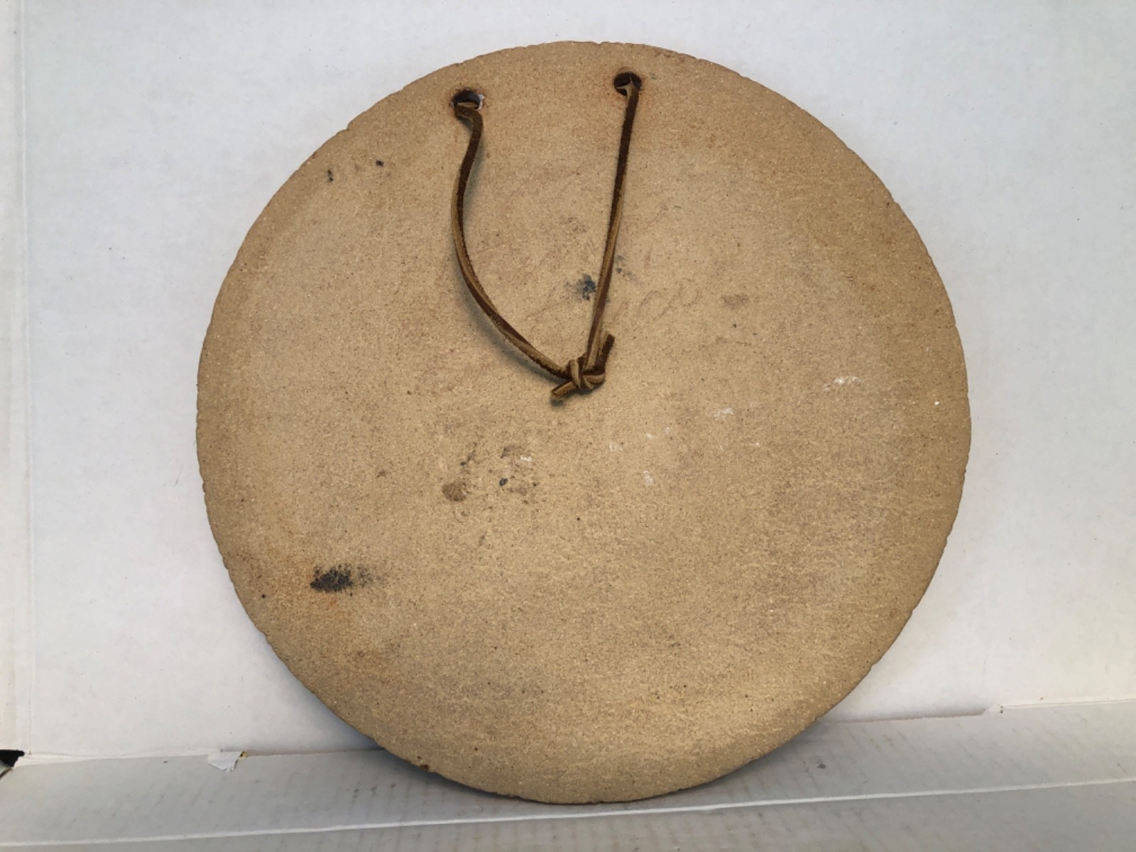 LOS ARTESANOS POTTERY PUERTO RICO ROUND PLAQUE GREETINGS LOVE 10 INCHES