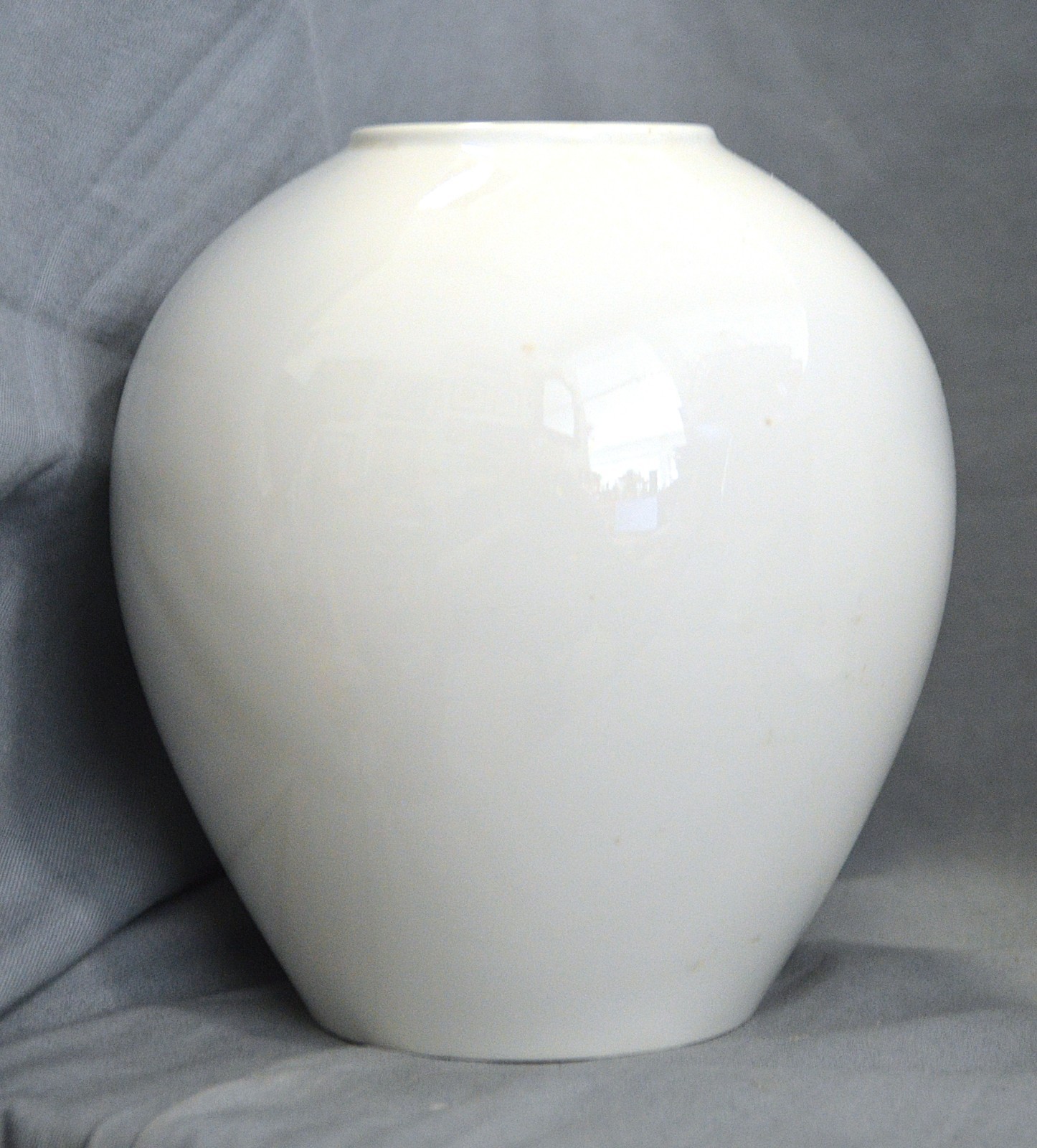 KPM Berlin Egg-Shaped Vase, Siegmund Schütz, White Porcelain, 17 cm, 1941-1953