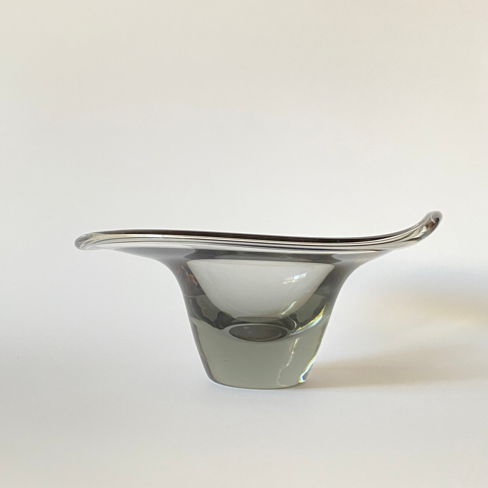 Vicke Lindstrand Kosta Glass Bowl Sweden Signed LH1027 Mid century modern