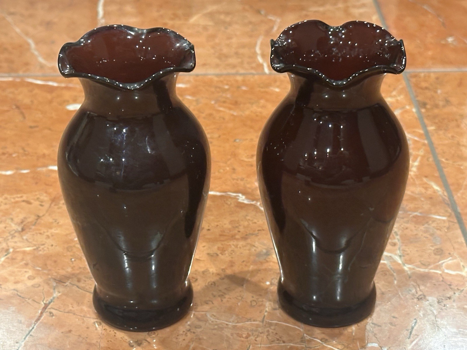 ART DECO BLACK AMETHYST PURPLE 1930S VINTAGE PAIR 5.25″ RUFFLED VASES SET 2 EUC