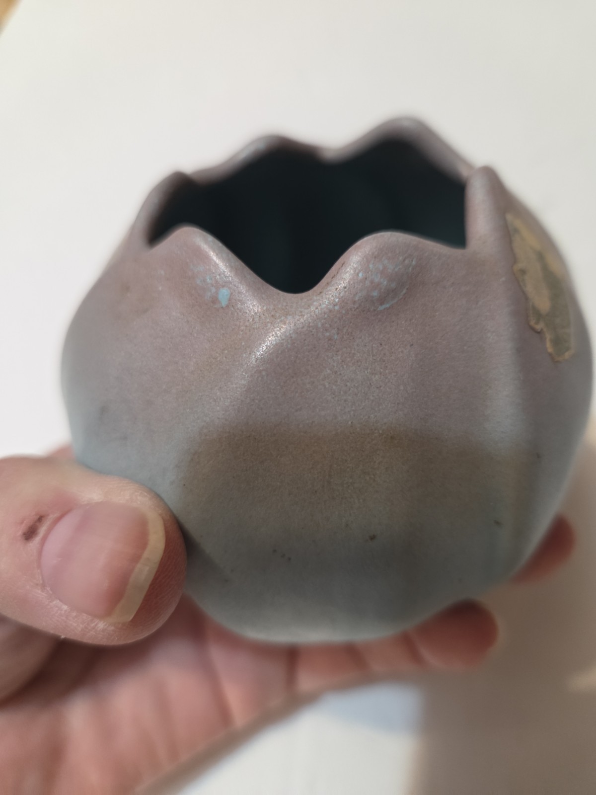 Excellent 3″ Rosemeade Pottery Rose Bowl/Vase In Matte With Blue/Pink In Color!