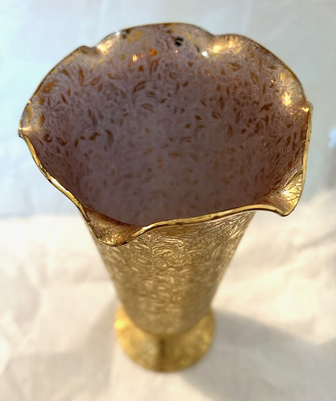 Glastonbury Lotus “Daisy Fields” 22k Gold Encrusted 10-1/8″ Straight Vase ~ Mint