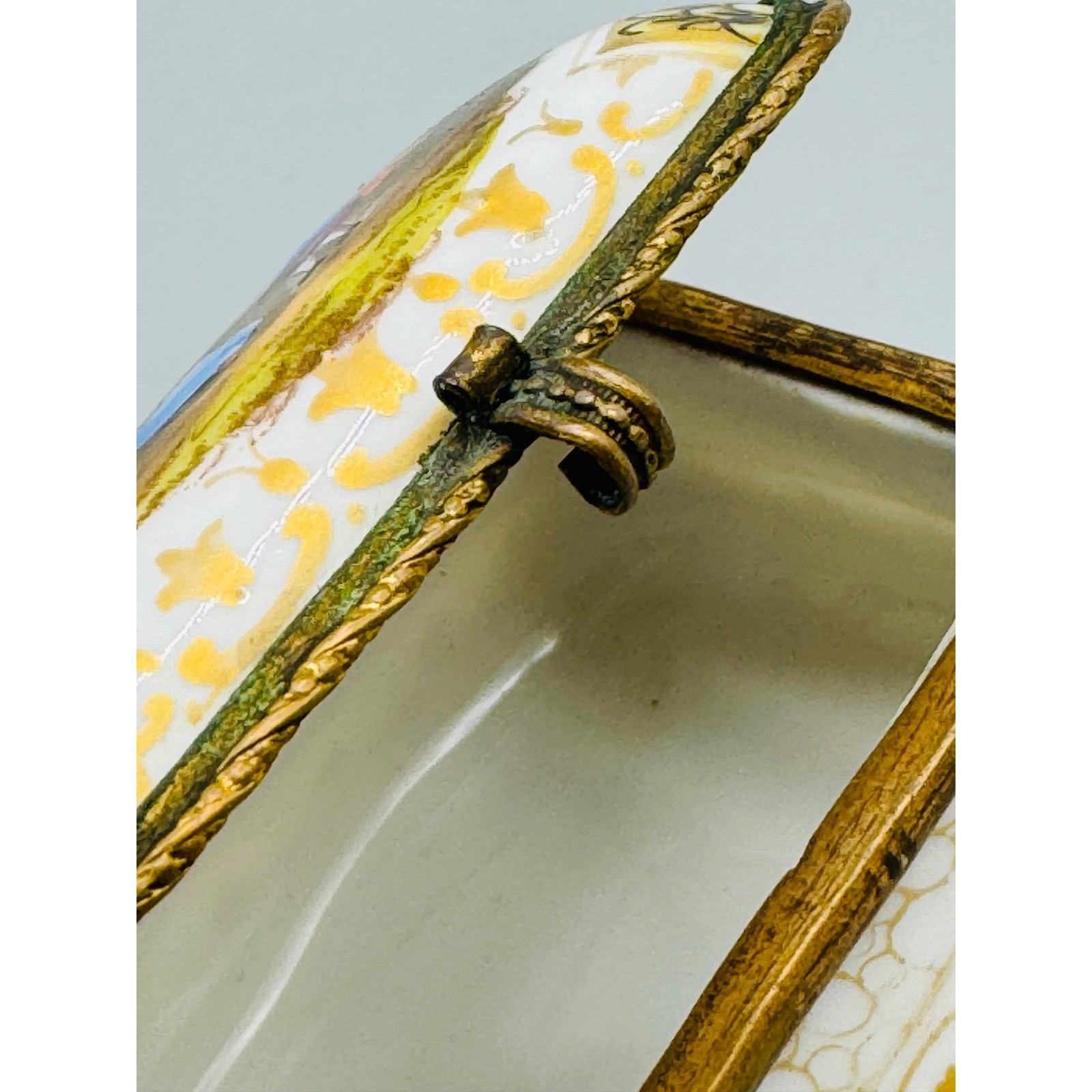 Antique Meissen Pill Trinket Box Hand Painted Courting Couple Porcelain Germany