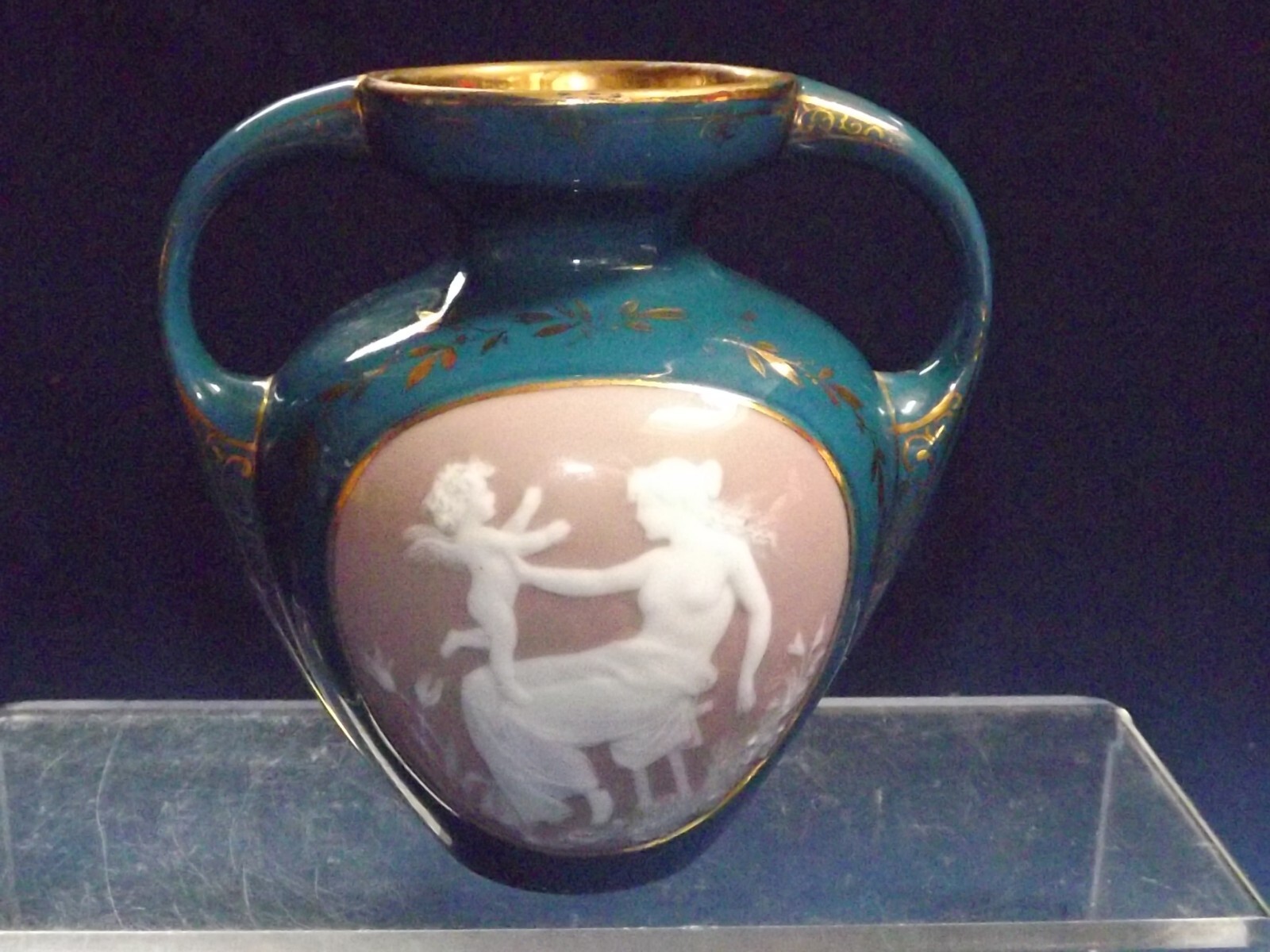 Gebruder Heubach Schutz Marke Pate-Sur-Pate Cameo Vase 4 1/4″ Made In Germany