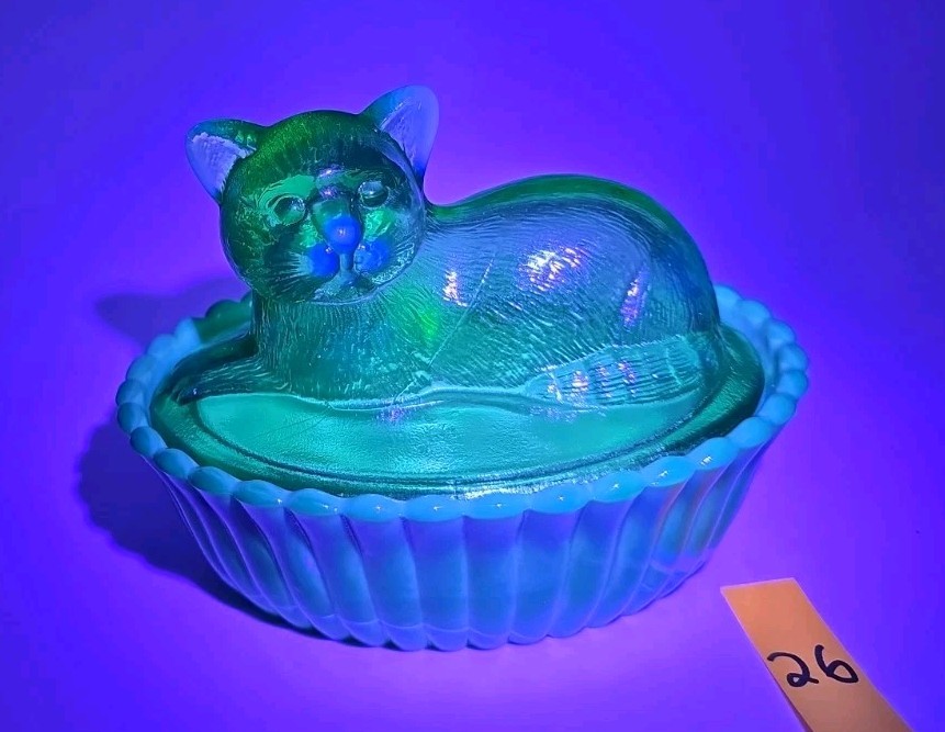 RARE! Westmoreland Cat On Nest/Basket Green Swirl Slag Uranium Glass 5.25″ GLOWS