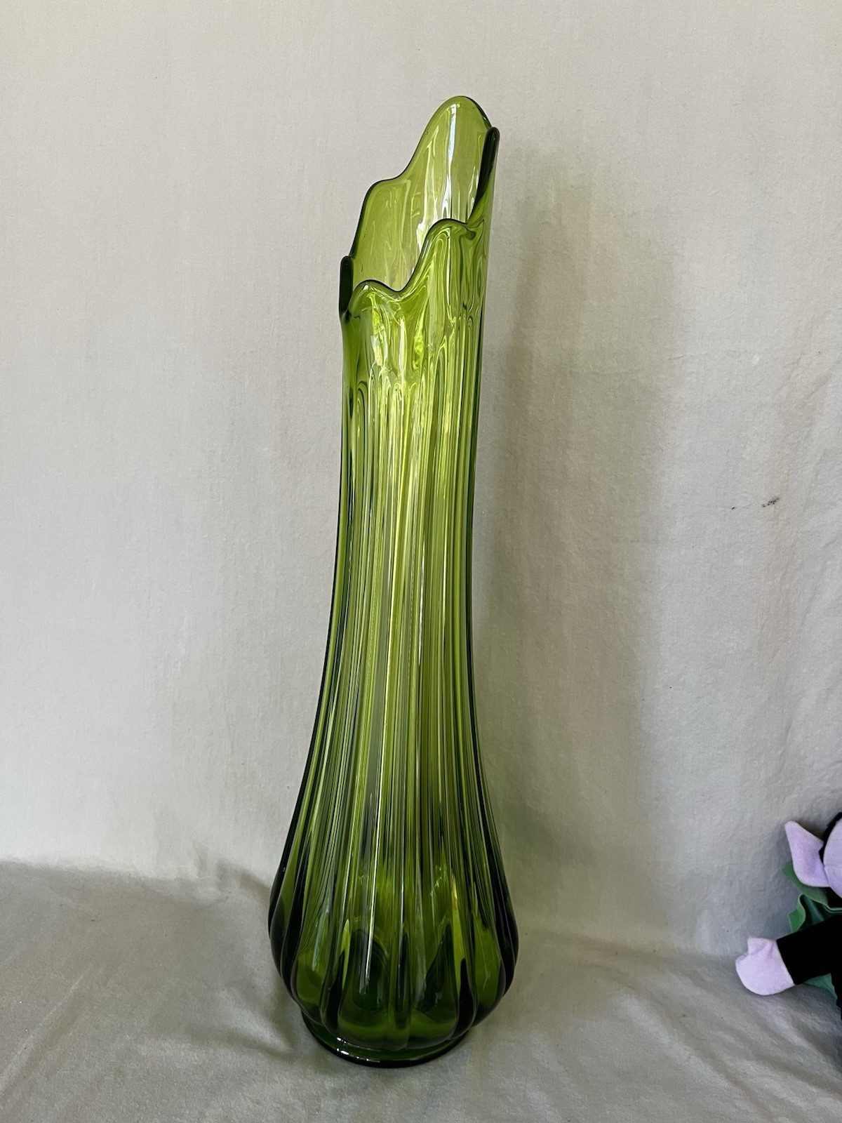 L E Smith 21.5” Avocado Green Simplicity Ribbed Swung Vase Fat Bottom