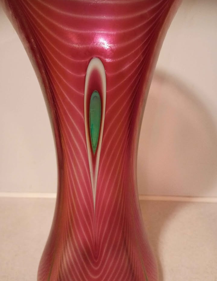 1989 13.5″ Stuart Abelman Iridescent Peacock Eye Pulled Feather Art Glass Vase