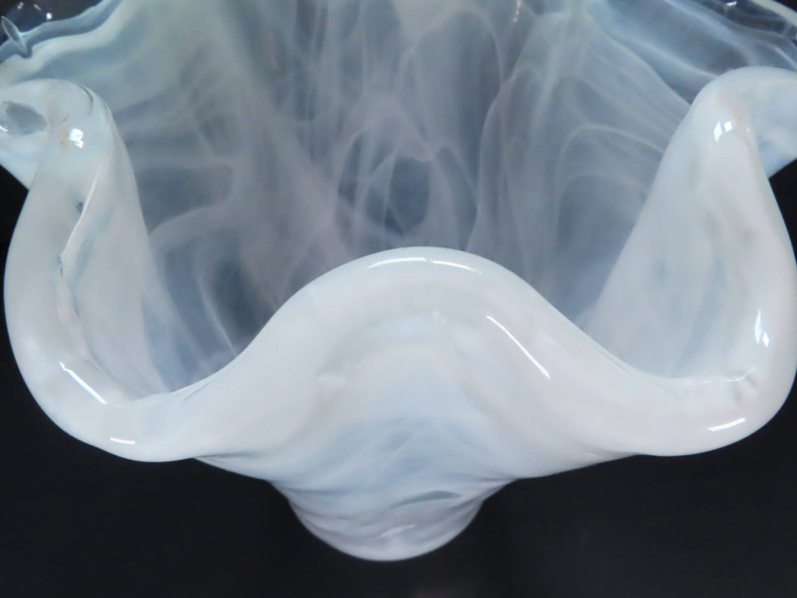 Vietri Onda White & Clear Hand Blown Art Glass 10.25″ Handkerchief Vase