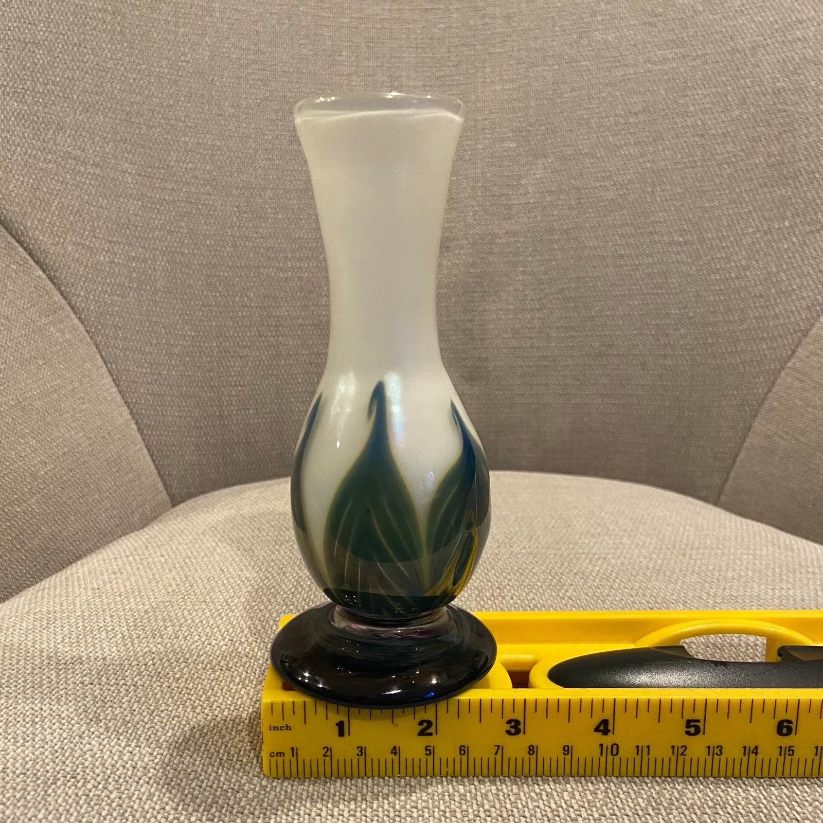 Zellique 6.5″ Handcrafted Pulled Feather Design Studio Art Glass Vase