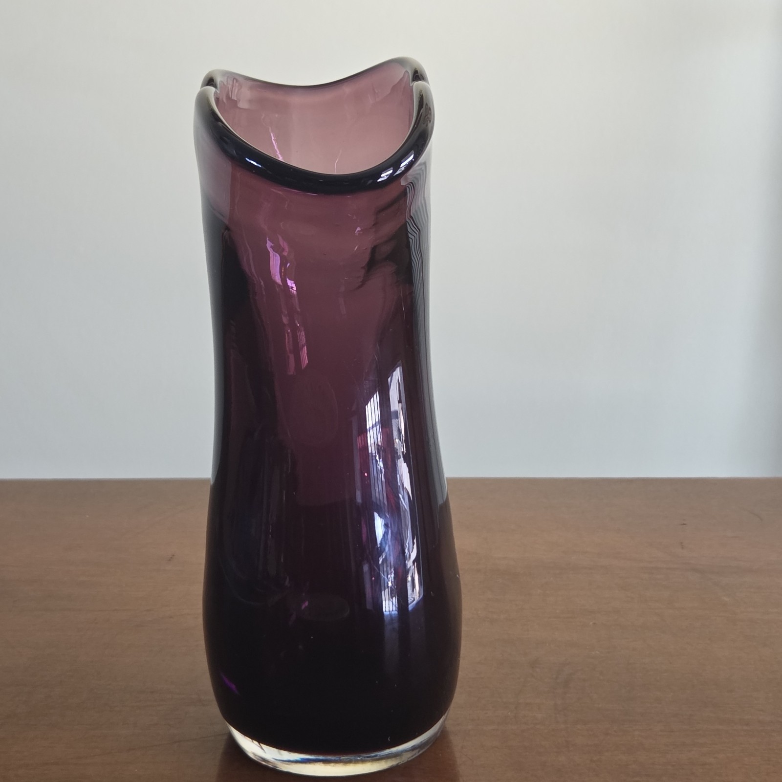 Vtg Hand Blown Art Glass Amethyst Purple Glass Vase Smooth Polished Base 7.25″