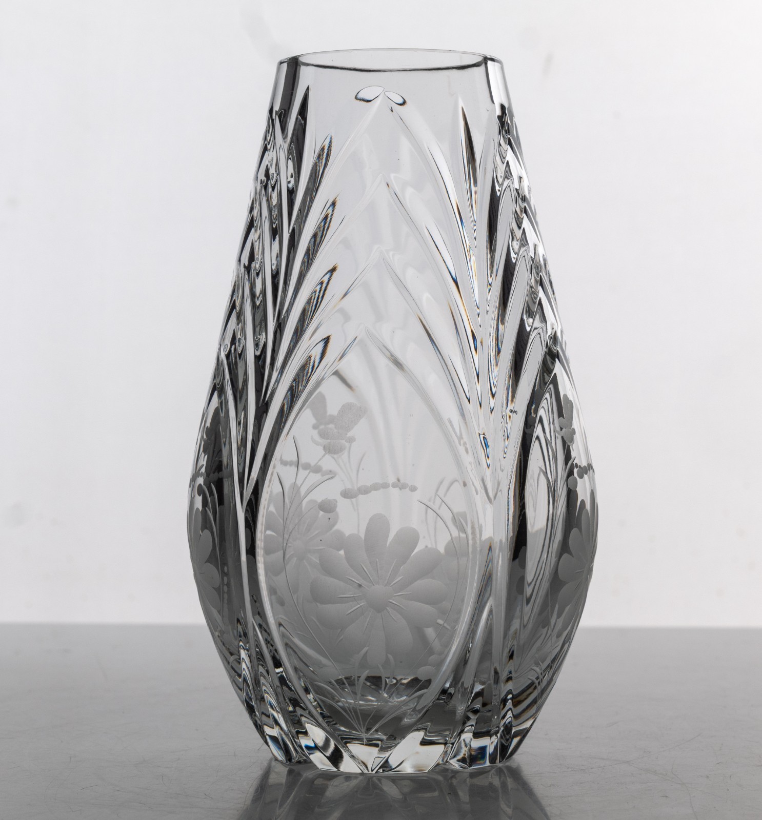 A Very Nice Crystal Vase with Etched Florals Cut Glass 7.5×4″ 3lb Clear Unmarked