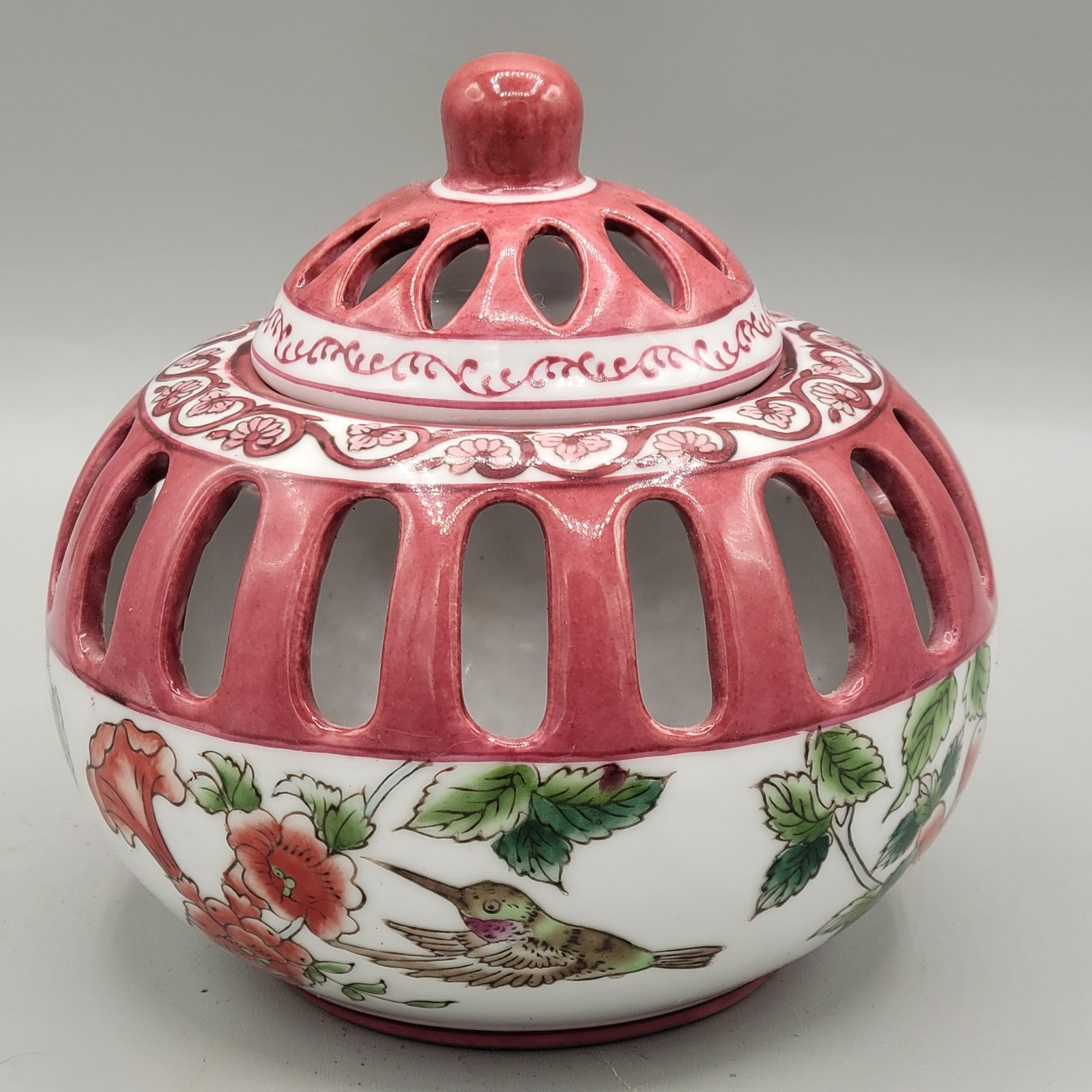 Chinese Porcelain Reticulated Decorative Box Jar Hummingbird Floral Motif Lid