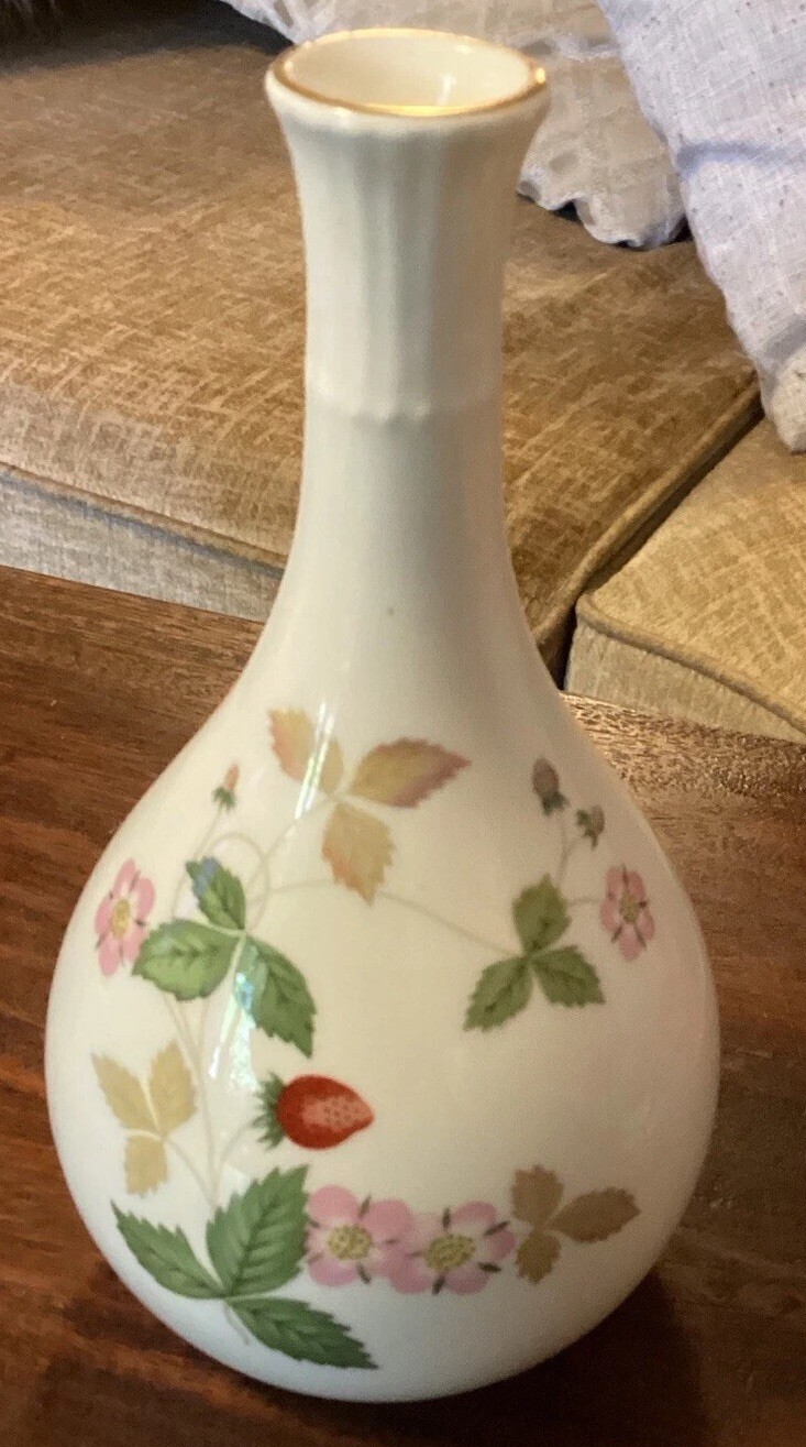 Vintage Wedgwood ‘ Wild Strawberry” Small Bud Vase Porcelain 13 Cm Heigh