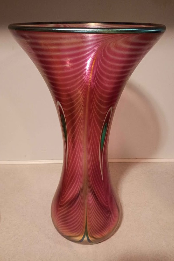 1989 13.5″ Stuart Abelman Iridescent Peacock Eye Pulled Feather Art Glass Vase