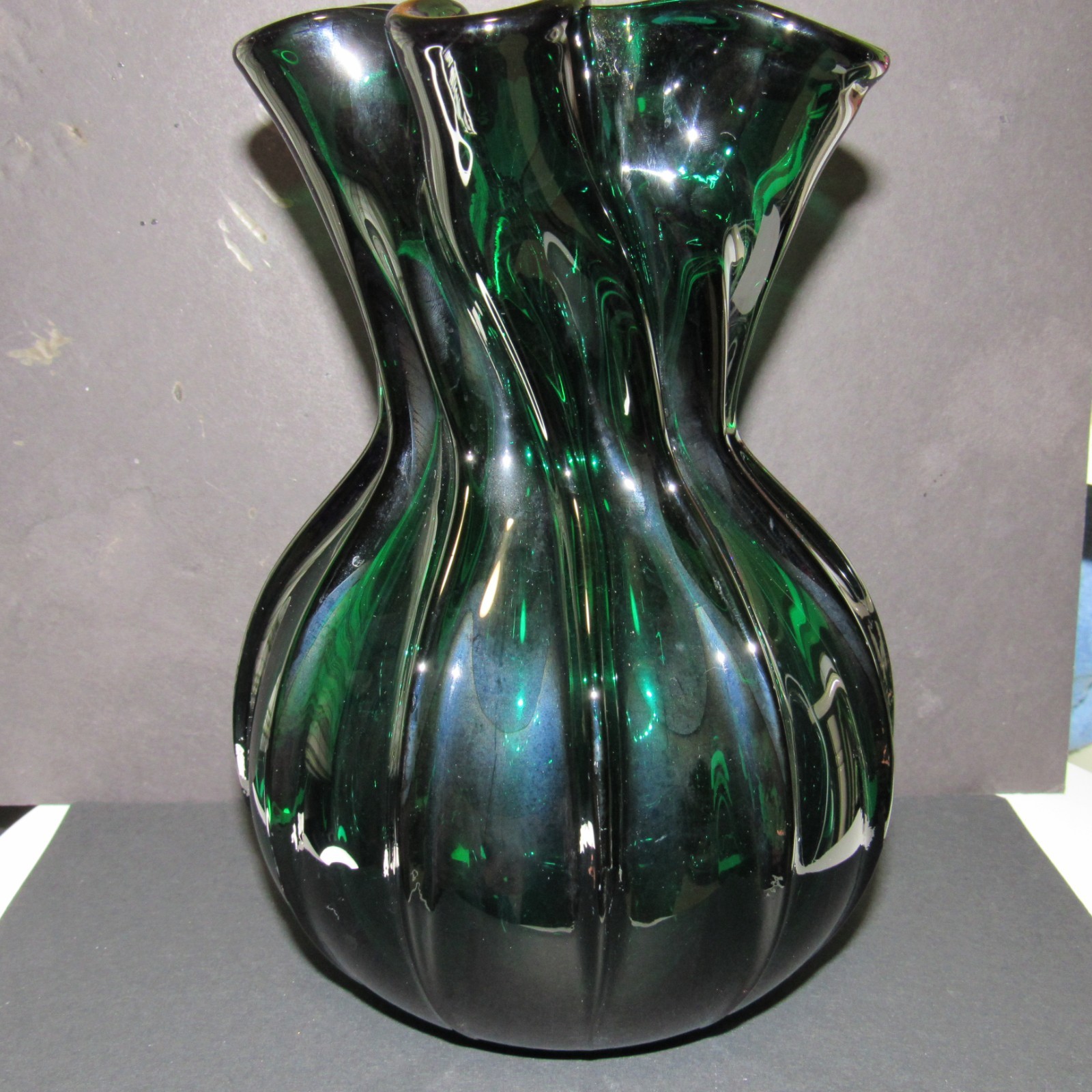 Vintage Hand‑Blown Emerald Green Art Glass Vase•8”•Heavy 3 lbs 6 oz RuffleRim