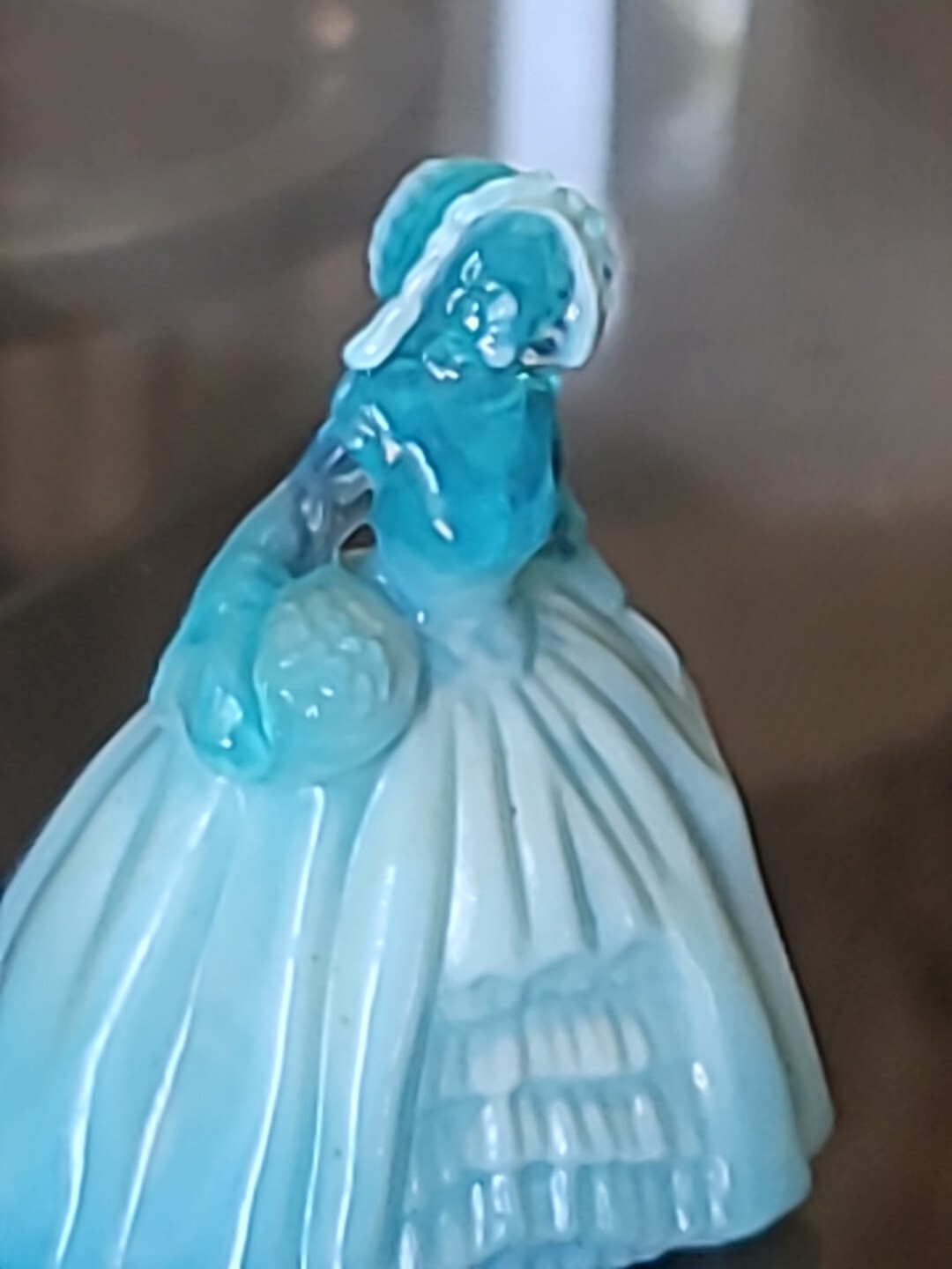 VINTAGE BOYD CRYSTAL ART GLASS ELIZABETH COLONIAL DOLL WATERLOO 2.25″ TALL