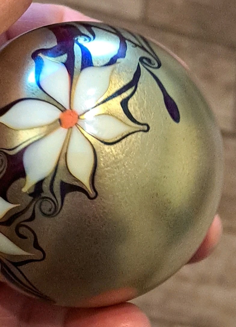 1978 ZEPHYR STUDIO Art Glass FLORAL VINE & FLOWERS Paperweight 2 7/8″ Iridescent