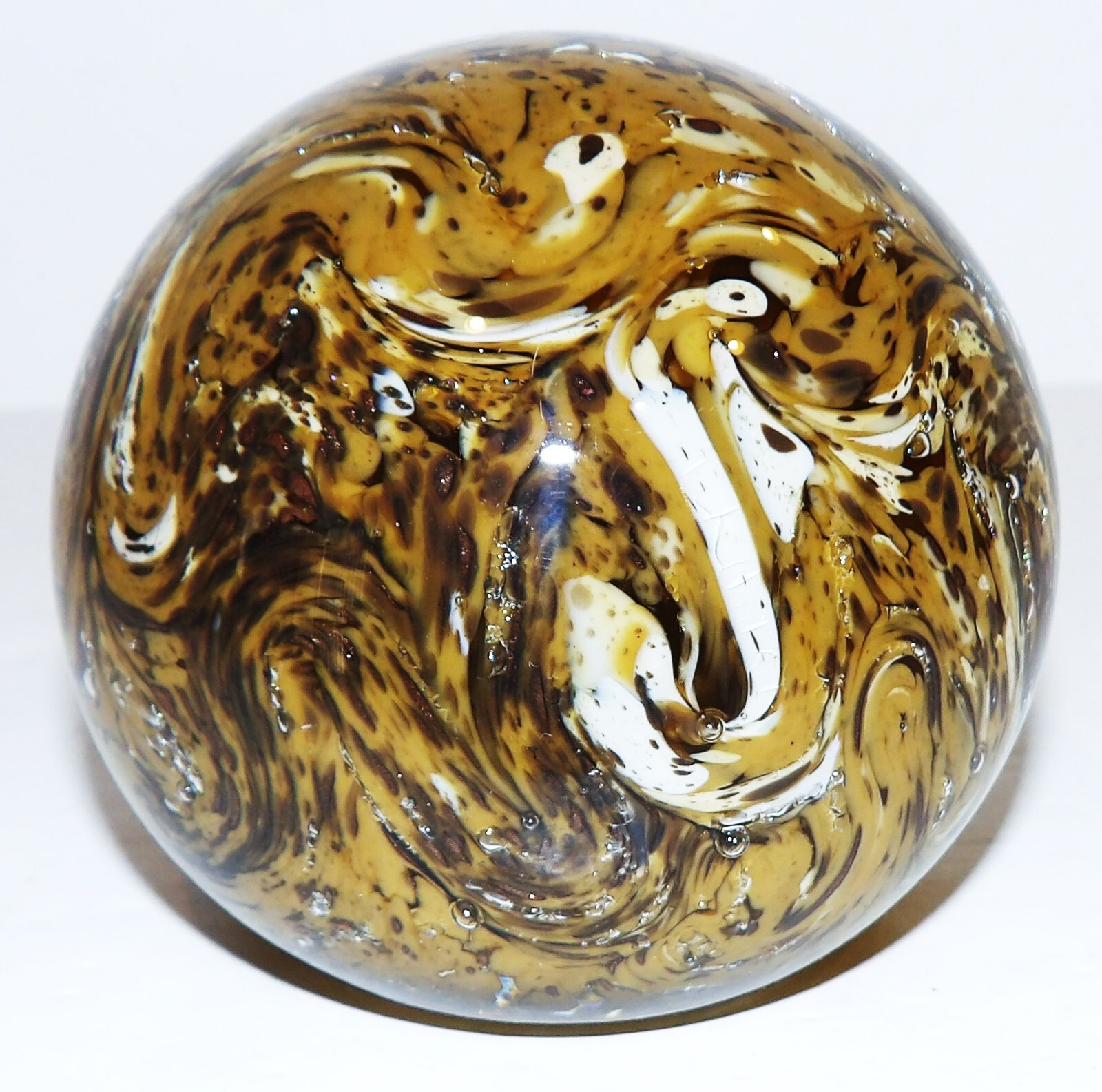 STUNNING SIGNED 1977 JOE ZIMMERMAN ART GLASS TAN BROWN WHITE 3 3/8″ PAPERWEIGHT