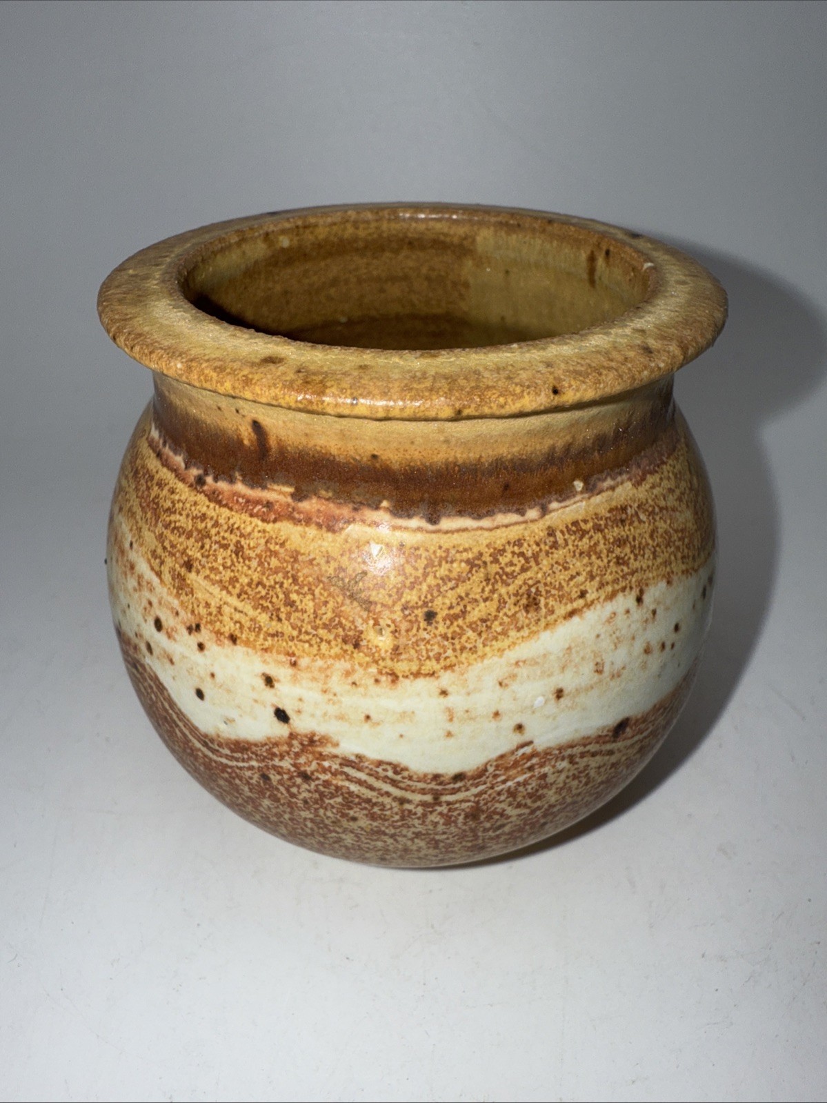 Vtg PM c1981 Studio Art Pottery Vase Rustic Tawny Earth Tones Specks Wave 3.25”H