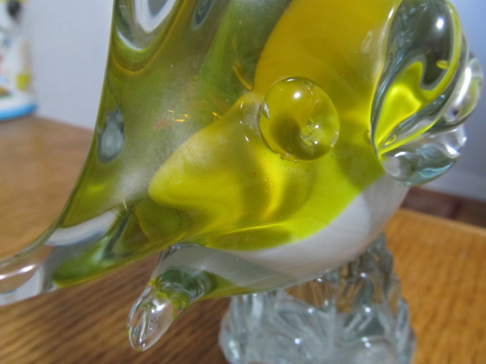 VTG MURANO GLASS HAND BLOWN YELLOW/CLEAR/WHITE FISH W/TEXTURED PEDESTAL BASE F/S