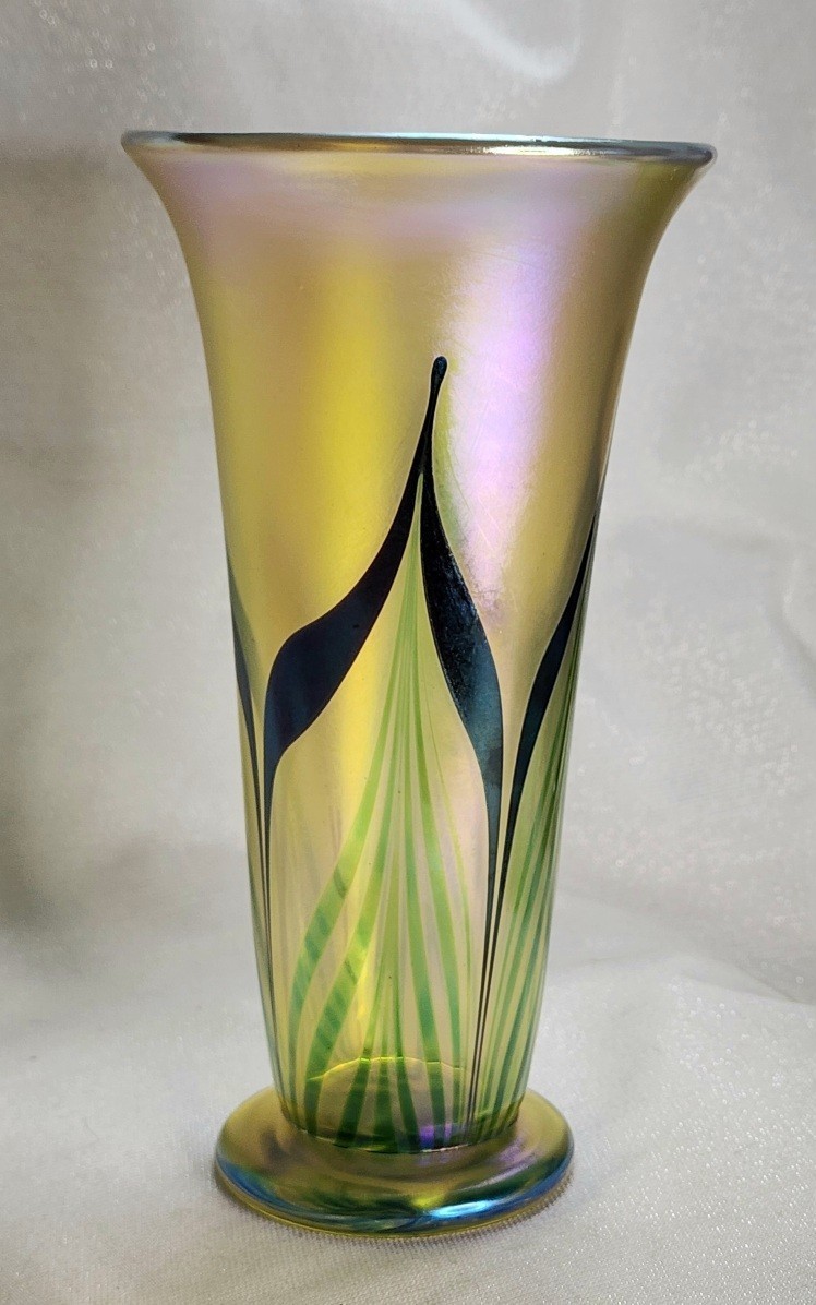 Vintage 1985 Orient & Flume Iridescent Gold Pulled Feather Trumpet Vase
